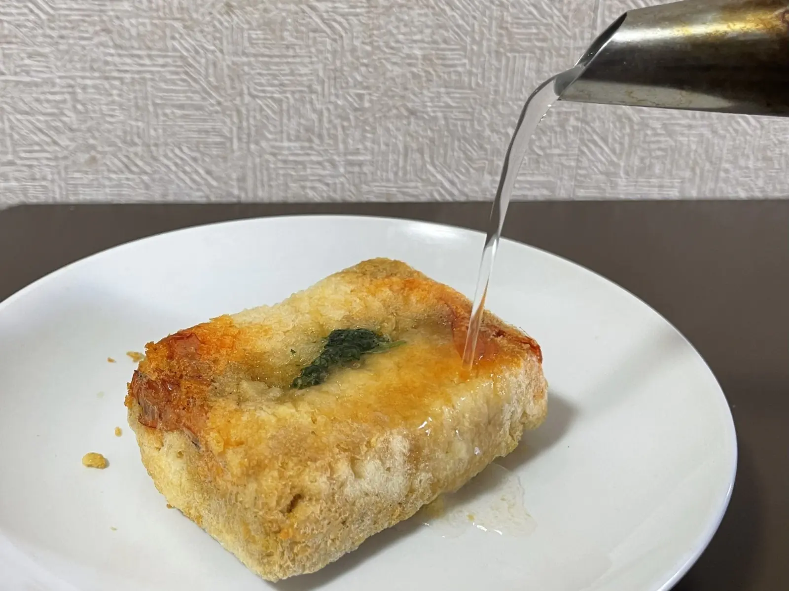 近未來食品？日本發明「即時炸蝦丼飯」爆紅，熱水一泡整尾炸蝦就出現！