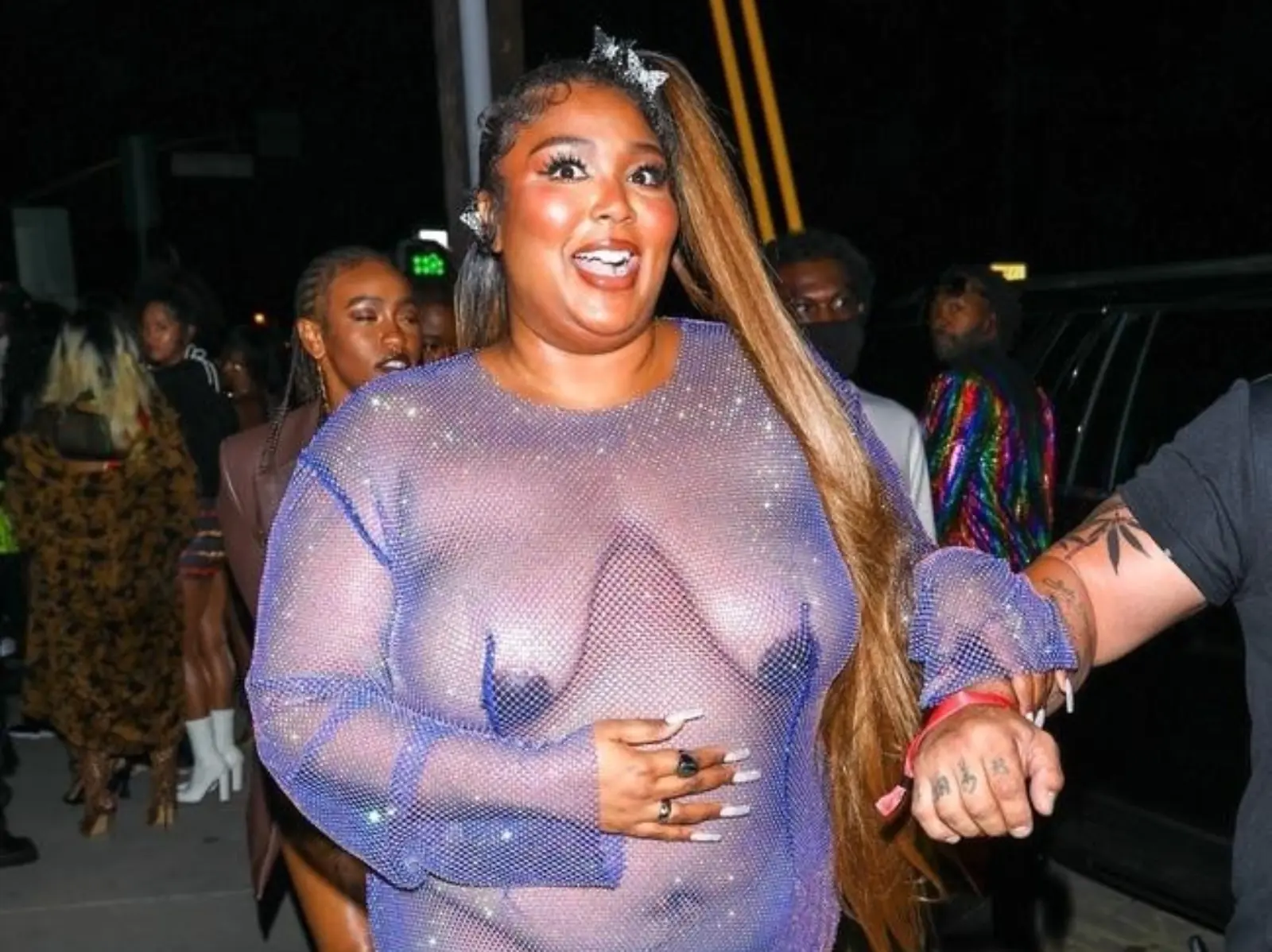 Lizzo「透視裙裝」降臨 Cardi B 生日趴，遭網友狠酸：這樣穿應被當作違法！