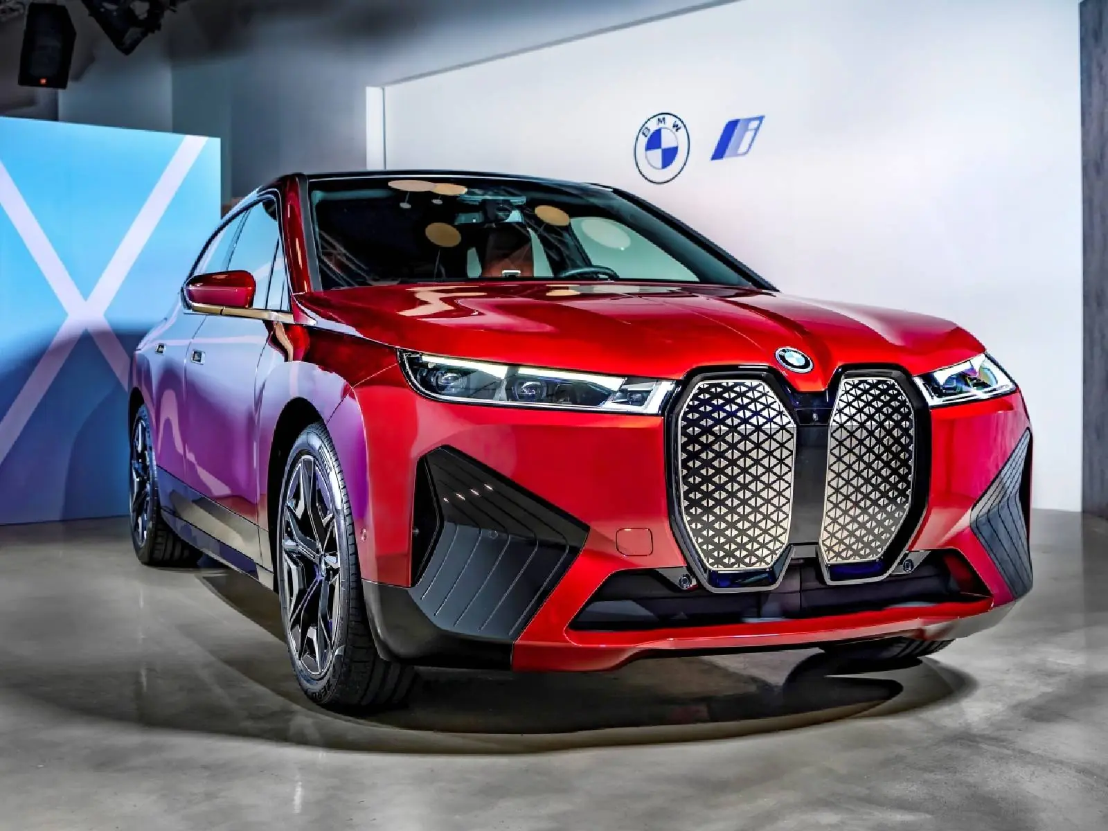 BMW iX 電動休旅車正式登台，馬力最高 523 匹、最大續航力超過 600 公里！