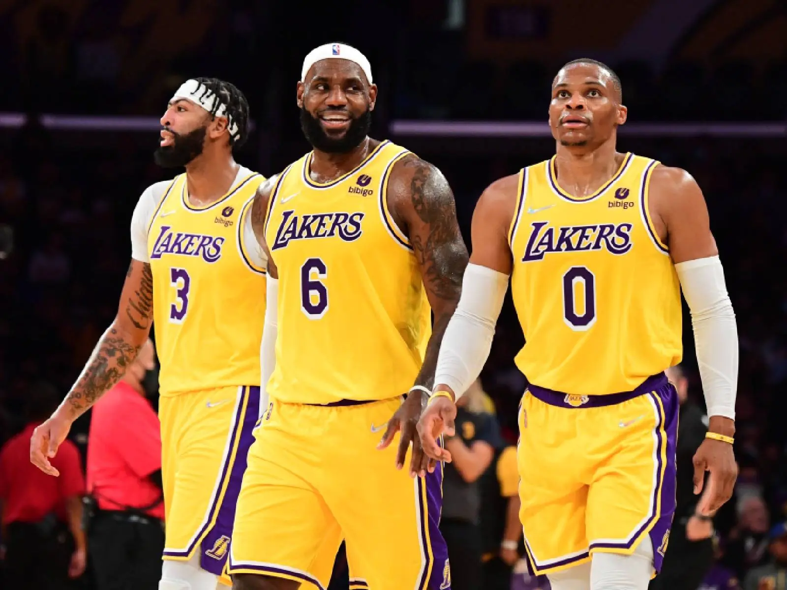 NBA／湖人開季 6 連敗，Rajon Rondo 直接把球砸「忍者龜」Westbrook 臉上讓網友笑翻！