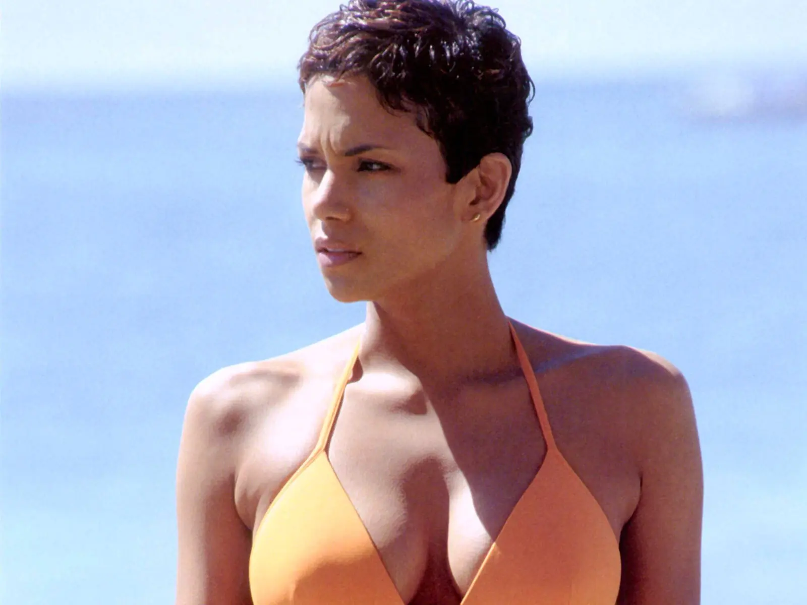 「龐德女郎」荷莉貝瑞 Halle Berry，55 歲身材比嫩妹還火辣：4 招凍齡保養曝光～