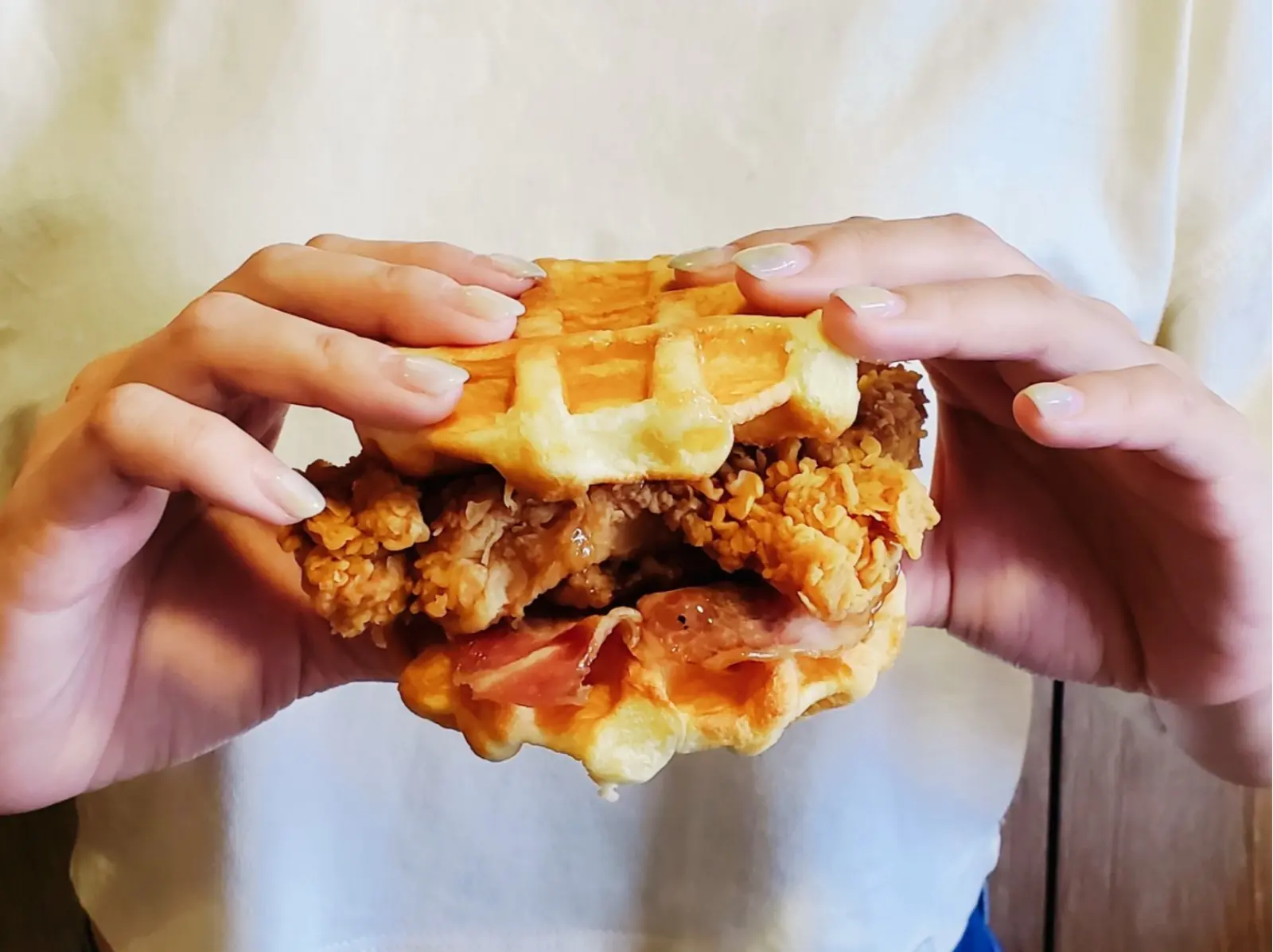 肯德基 KFC 推出萬聖節新品 「比利時鬆餅咔啦雞腿堡」，楓糖 × 鬆餅 × 炸雞×培根超邪惡！