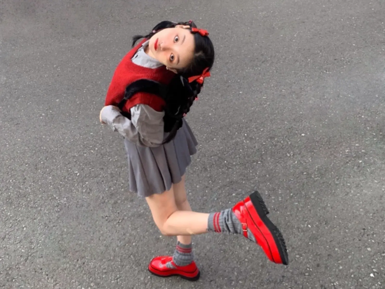 抓不住的 #喪甜系少女 才是秋冬大勢！ 暗黑系潮妹子看過來！一起穿上 MISS 21 為你的甜酷再升級！