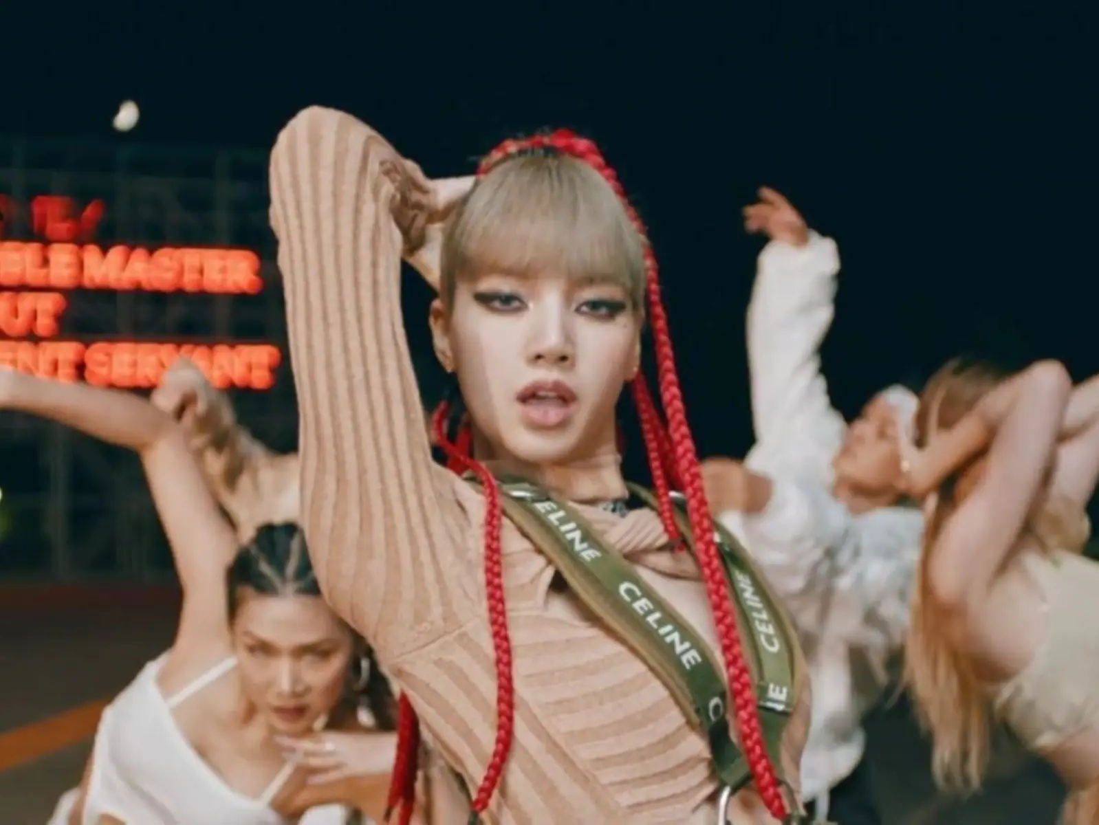 BLACKPINK Lisa 直播道歉、亞莉安娜、金卡戴珊都難逃批評，淺談「Blackfishing」的爭議點為何？