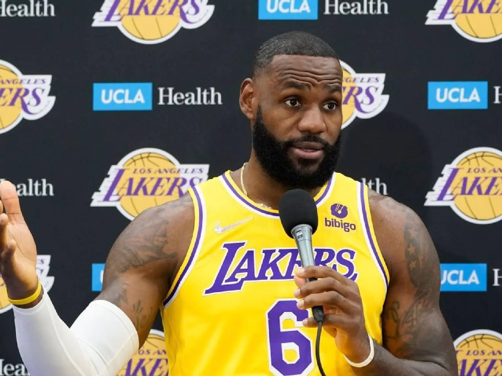 NBA／「詹皇」LeBron James 找新秀 Austin Reaves 練三分球，命中率不佳跟對方道歉：「浪費你助攻」！