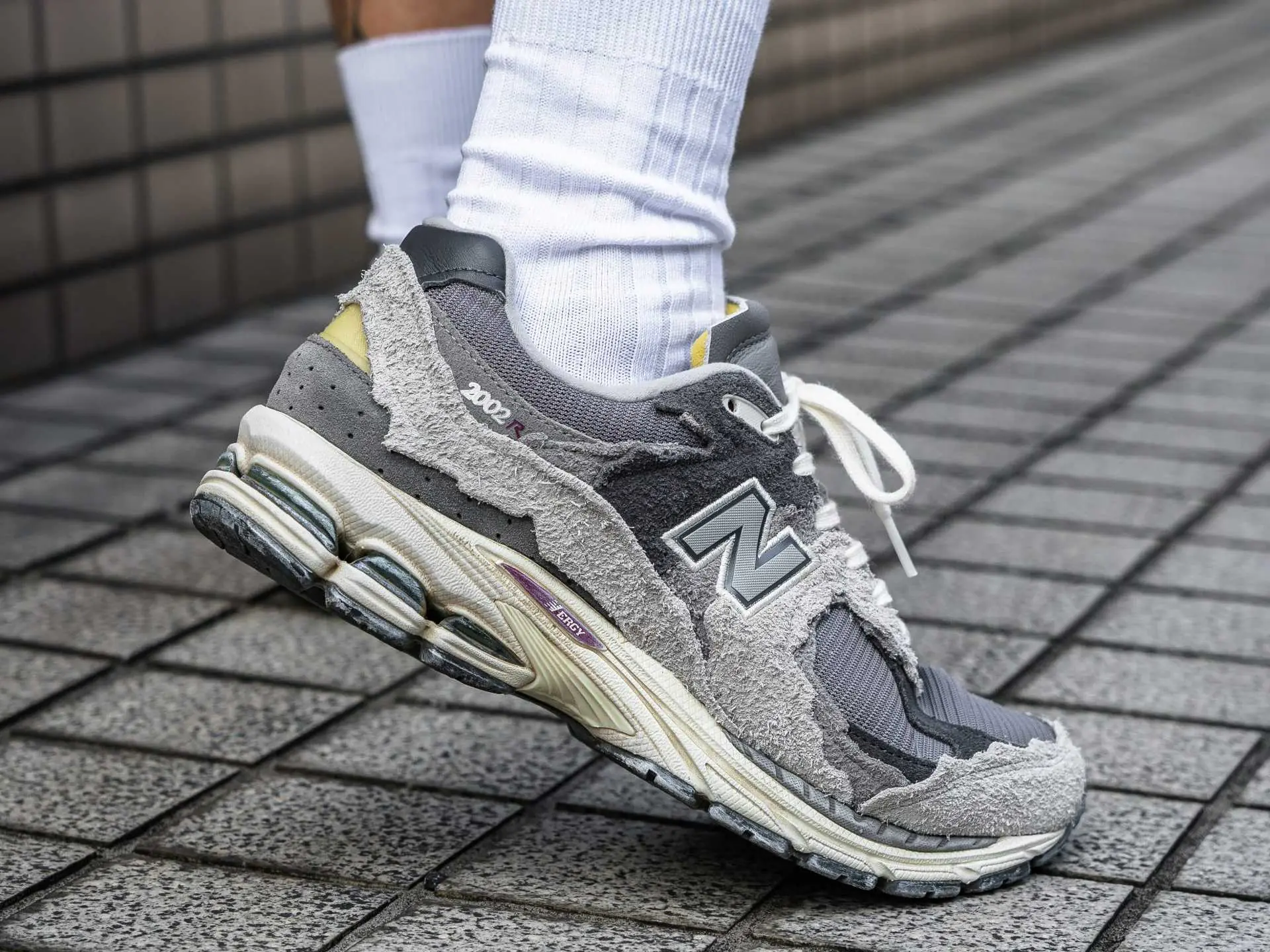 Sacai 聯名、New Balance 等 5 雙 2021 年「質感灰」球鞋推薦，沒想過「灰鞋」能夠這麼耐看！