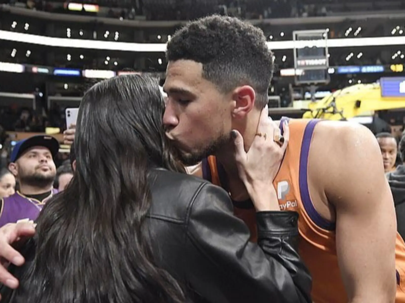 NBA 球星 Devin Booker 衝到觀眾席擁吻名模女友 Kendall Jenner，甜到網友尖叫！