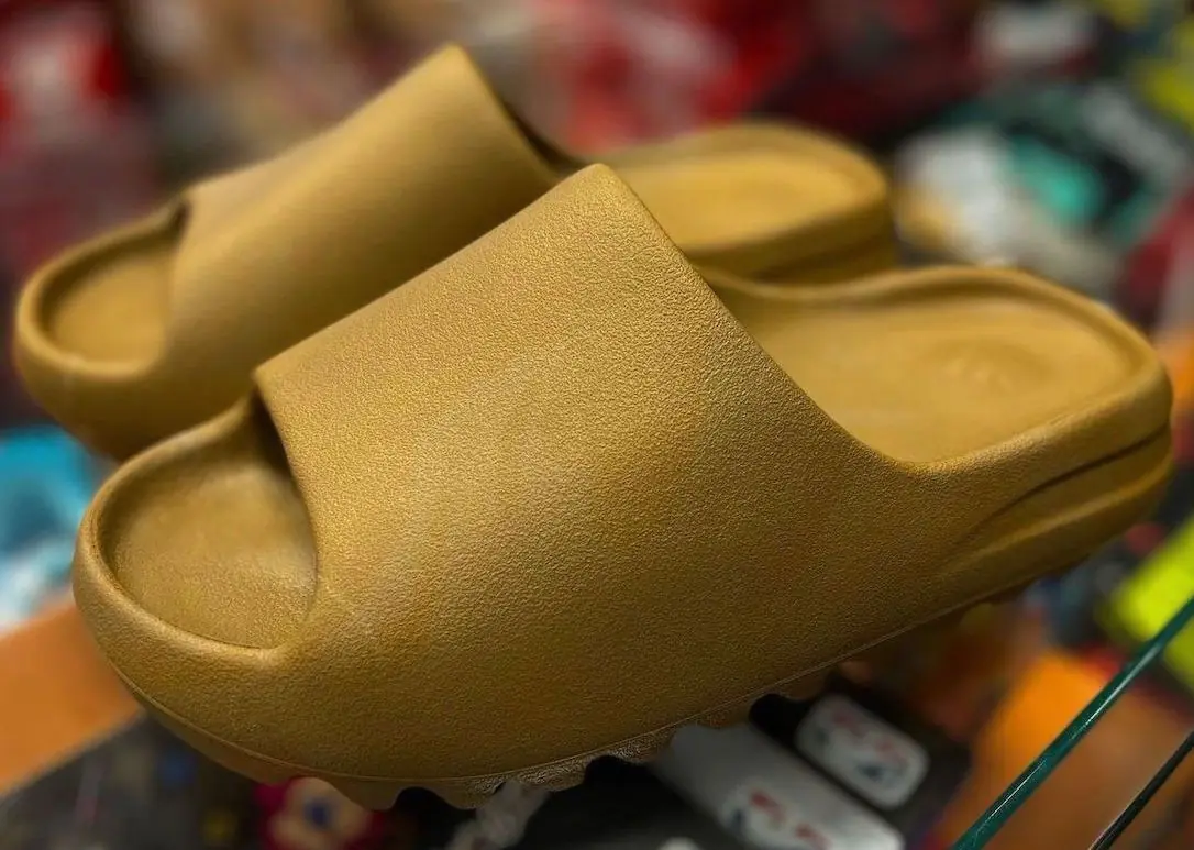 adidas x Ye 再推全新 YEEZY SLIDE「OCHRE」配色，預計將在 2021 年底發售！