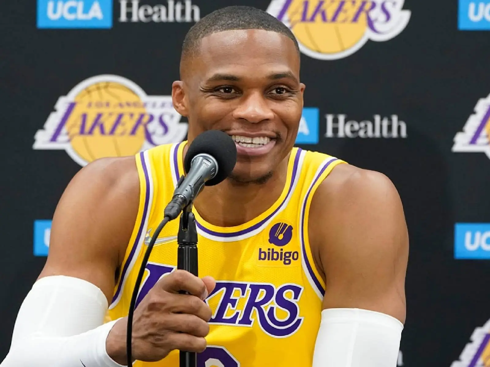 NBA／湖人險勝馬刺！忍者龜 Russell Westbrook 砍準大三元讓總教練、隊友大讚：我們每晚都需要他！