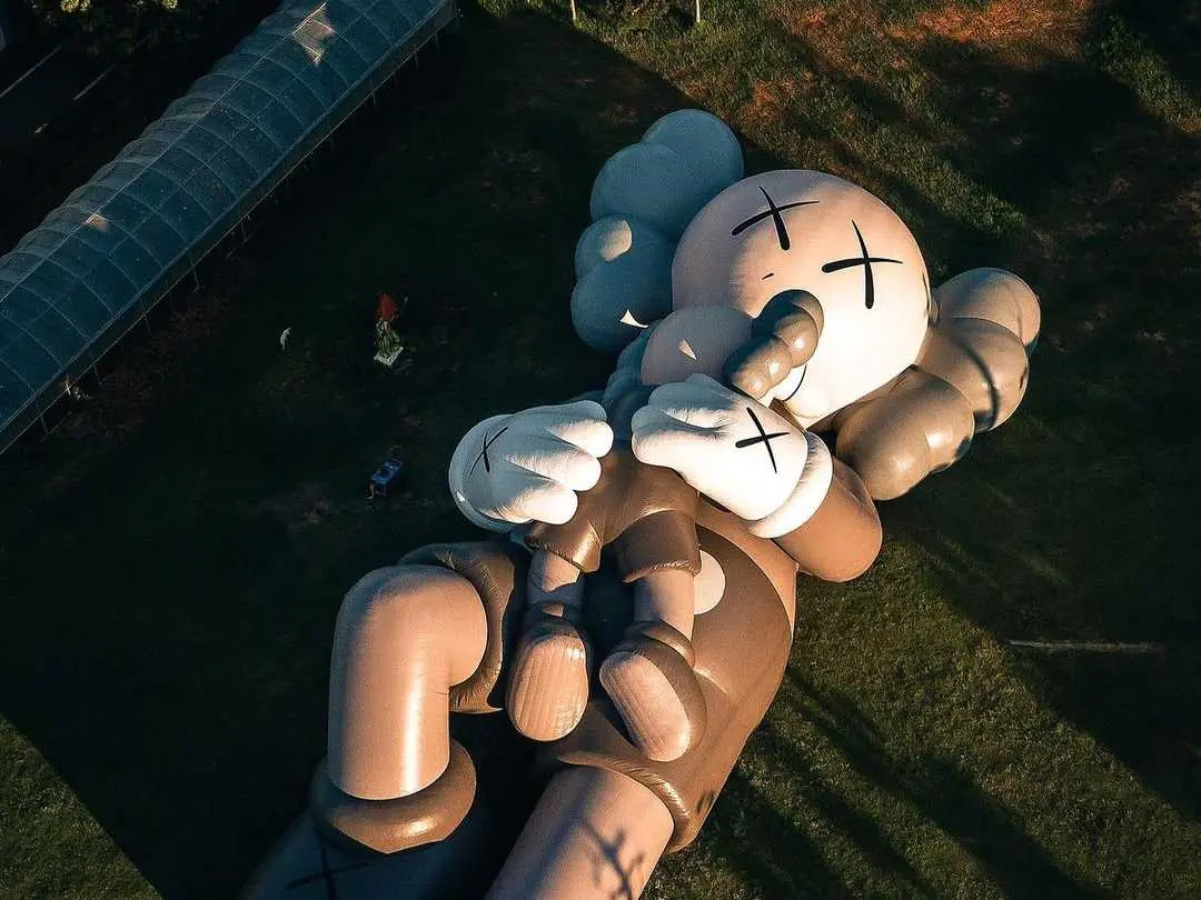 《KAWS：Holidays》即將登陸新加坡！全新公仔、黑魂露營桌椅組等週邊這天開賣！