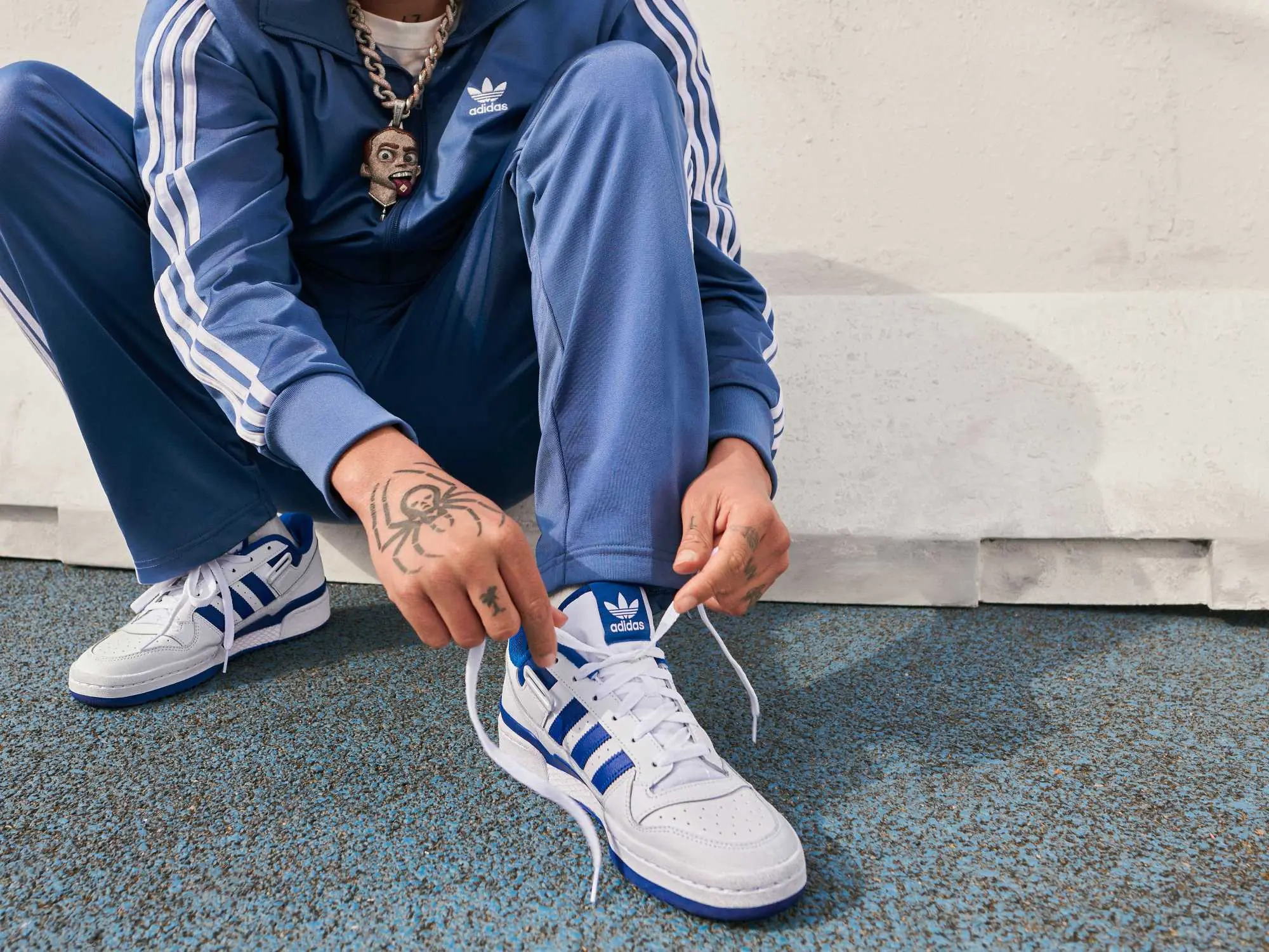 adidas Originlas、Nike 等 3 款「小白鞋」推薦，帥到讓你患上「白鞋依戀症」！