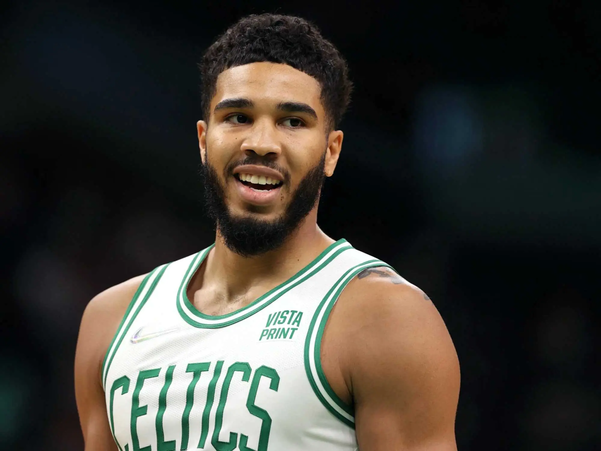 NBA 塞爾提克球星 Jayson Tatum 腳踩陳冠希 CLOT 聯名鞋，彷佛「時尚男模」登場！