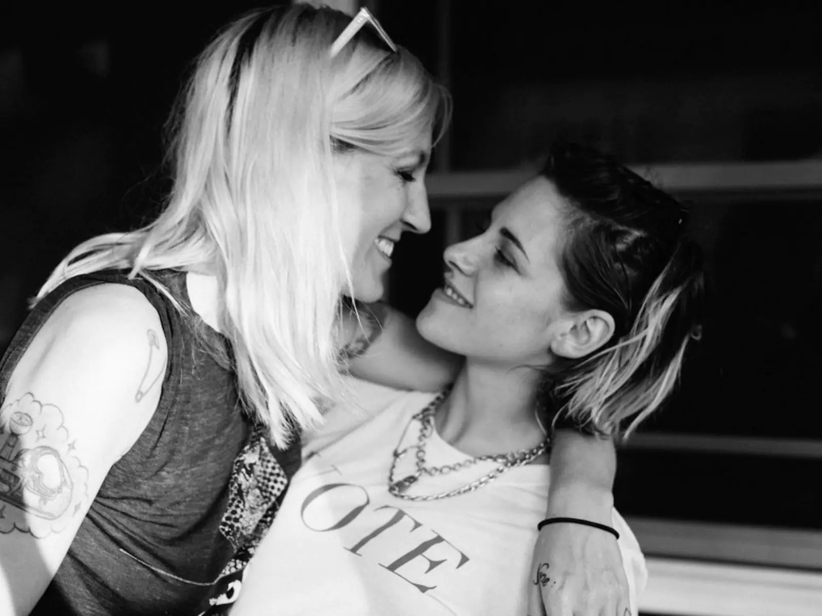 克莉絲汀史都華 Kristen Stewart 結婚了！狂吐戀愛語錄閃瞎網友：「我很想被求婚，她做到了！」