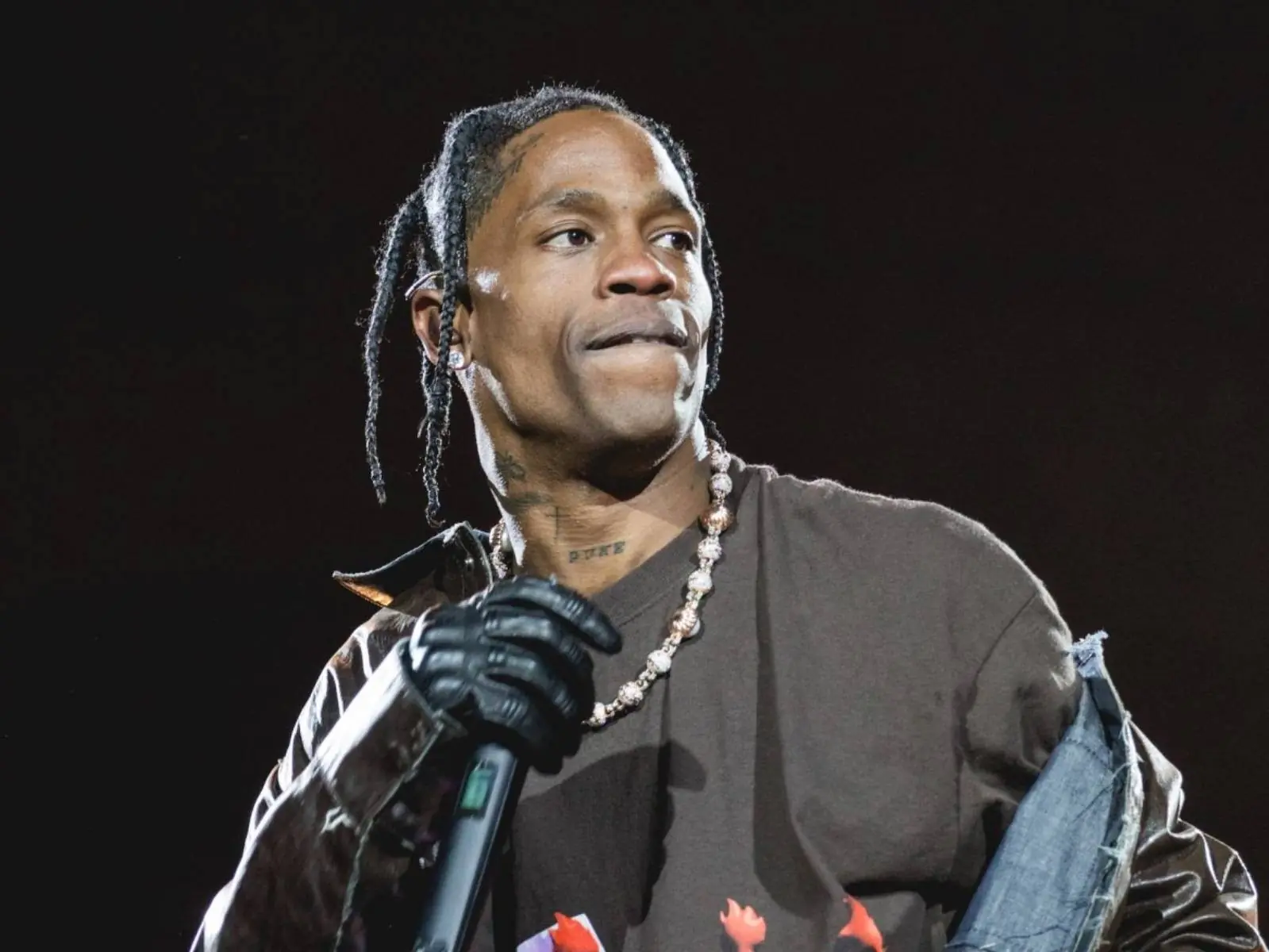 Travis Scott《Astroworld》演唱會驚傳 8 人身亡勒令停止，本人親發影片懊悔道歉