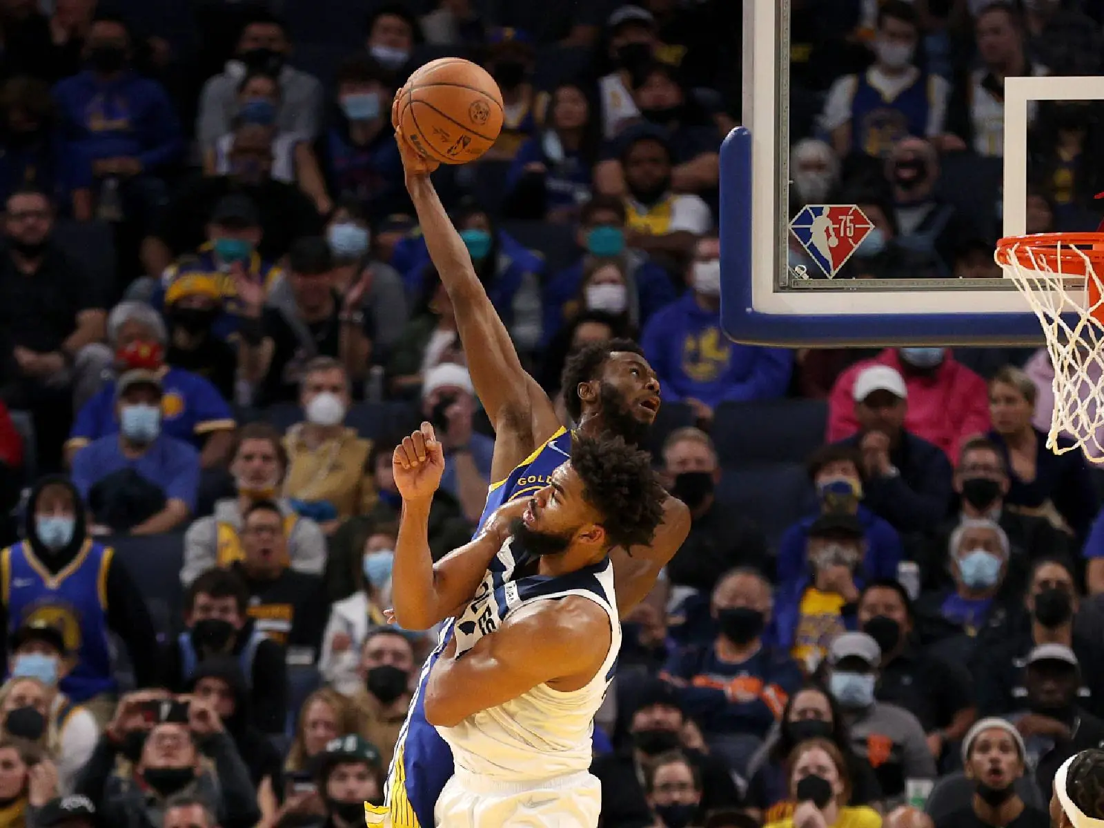 NBA／Andrew Wiggins 連續兩次爆扣 Karl-Anthony Towns，狂砍 35 分帶領勇士拿下第 10 勝！