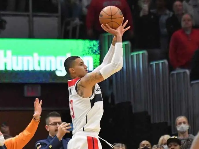 NBA／Kyle Kuzma「關鍵逆轉三分球」幫助巫師暫居第一，賽後開嘴：「騎士沒有詹皇誰都不是！」