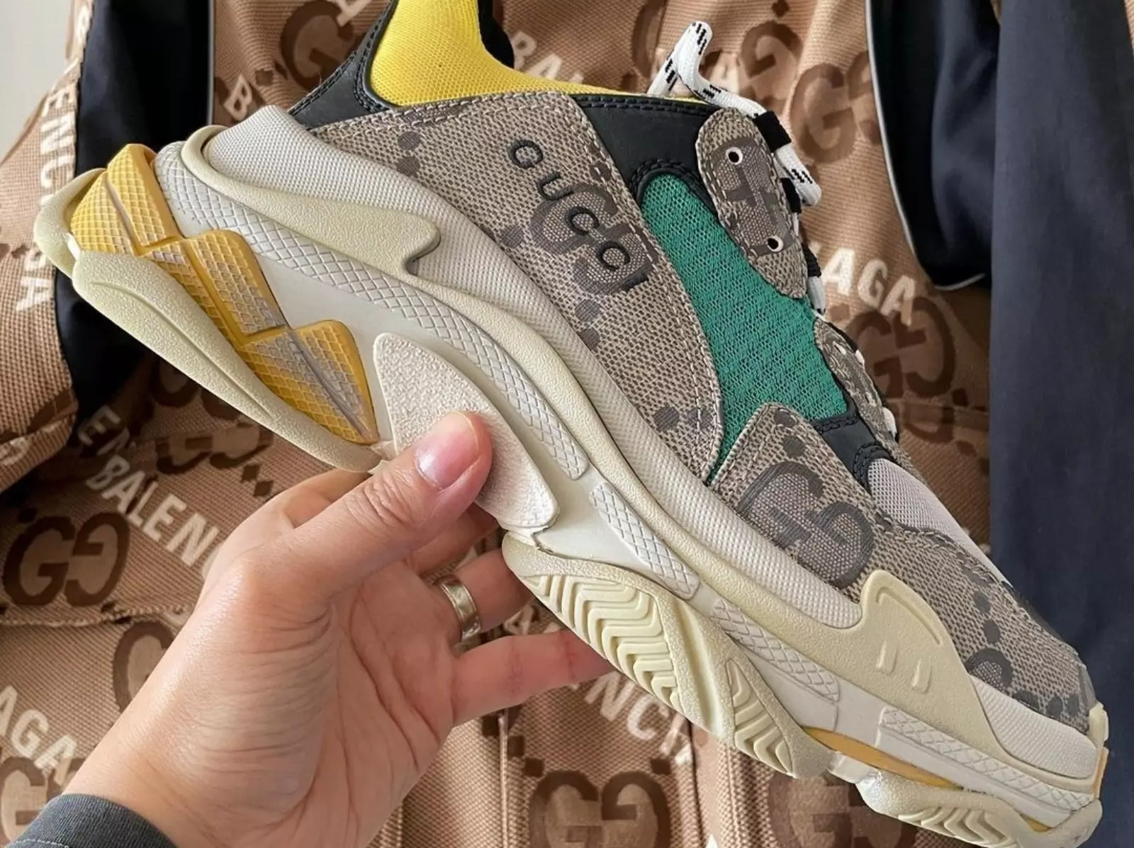GUCCI x Balenciaga 巴黎世家 Triple S 聯名球鞋釋出，天王周杰倫、蕭敬騰搶先上腳曝光！