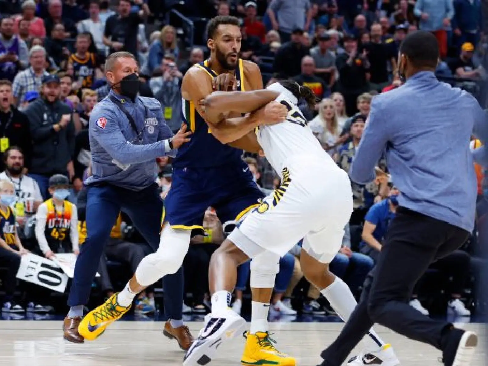 NBA／爵士 Rudy Gobert、溜馬 Myles Turner 因「拉褲子」引爆衝突，最後有兩隊 4 名球員遭驅逐