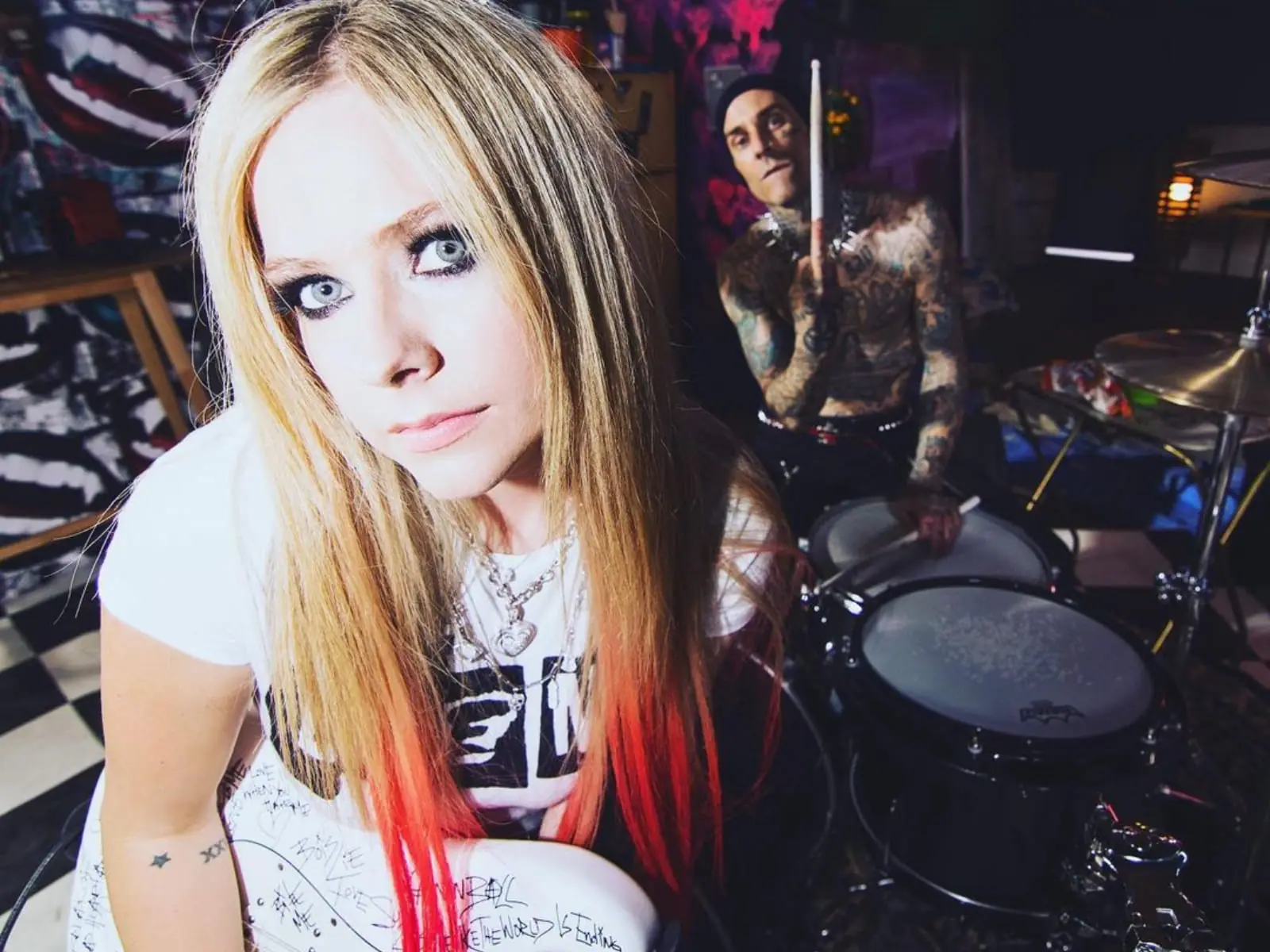 艾薇兒 Avril Lavigne 凍齡保養技巧曝光！20 年前後長一樣，根本沒變老～