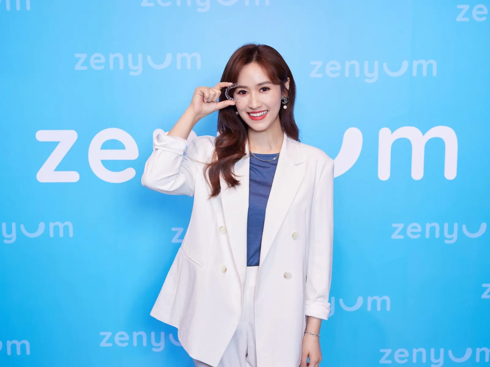 吳姍儒配戴新加坡品牌Zenyum隱形牙套，分享打造完美迷人微笑過程
