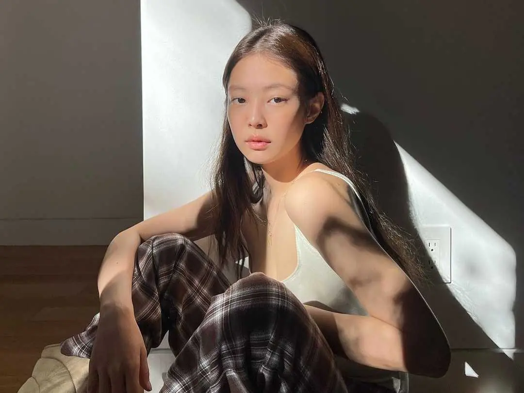 BLACKPINK Jennie 上腳小賈同款 Yeezy NSLTD Boot 獵奇靴款，你覺得誰的造型更出色？