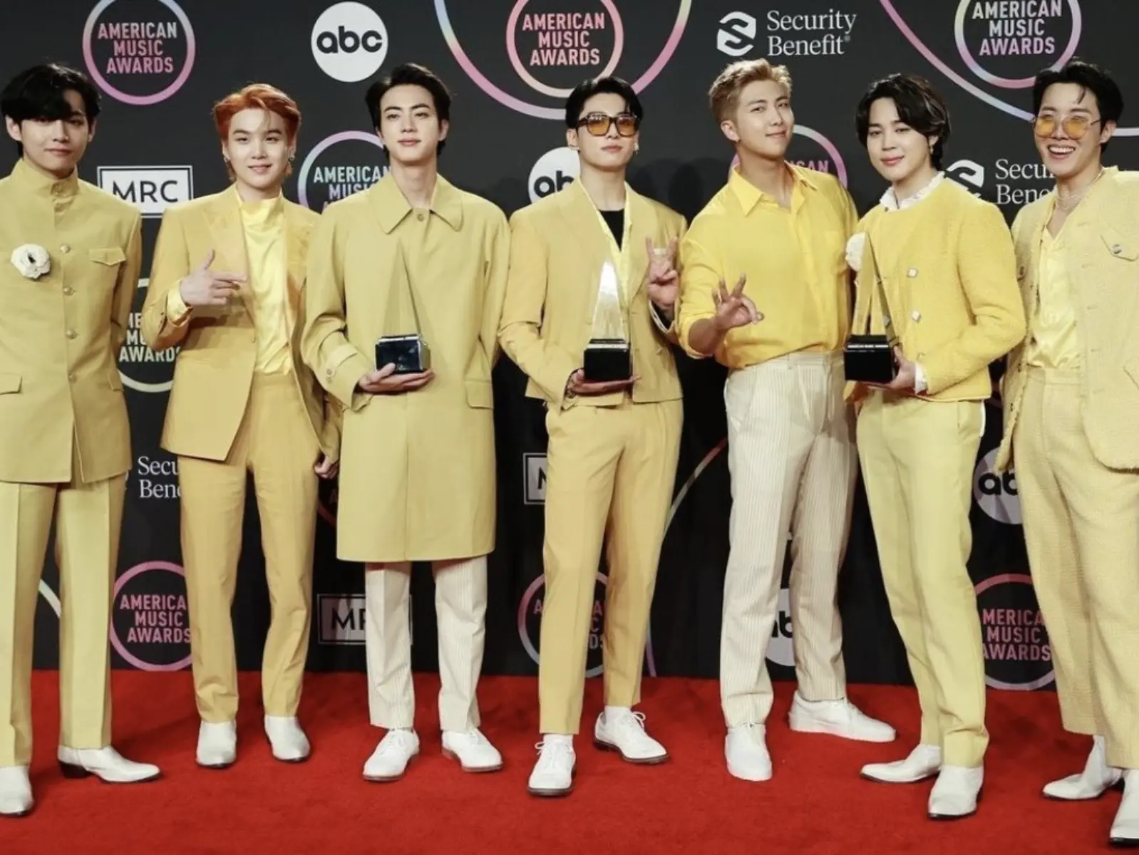 擊敗泰勒絲、亞莉安娜！BTS 防彈少年團奪全美音樂獎「年度藝人」，3 提名全中獎太風光！