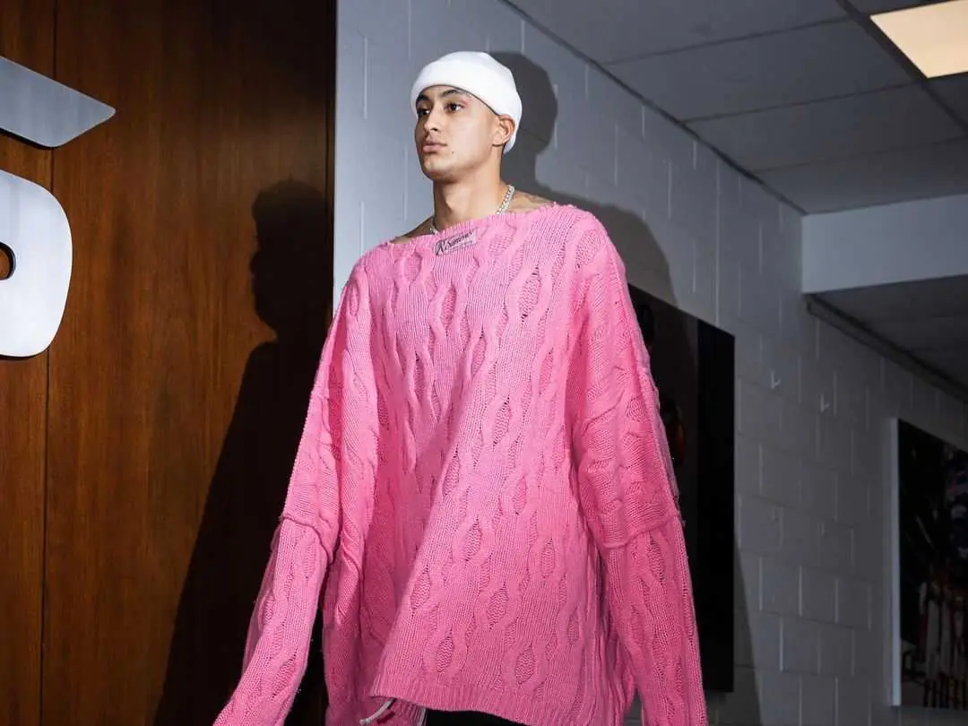 NBA 球星 Kyle Kuzma 最新穿搭引爆網友熱議，不少人直呼：「我不懂時尚！」