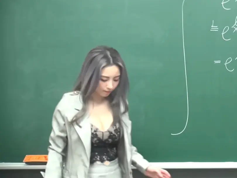 Pornhub 微積分名師請來「低胸蕾絲正妹」擦黑板 網：他已經算出流量密碼了！