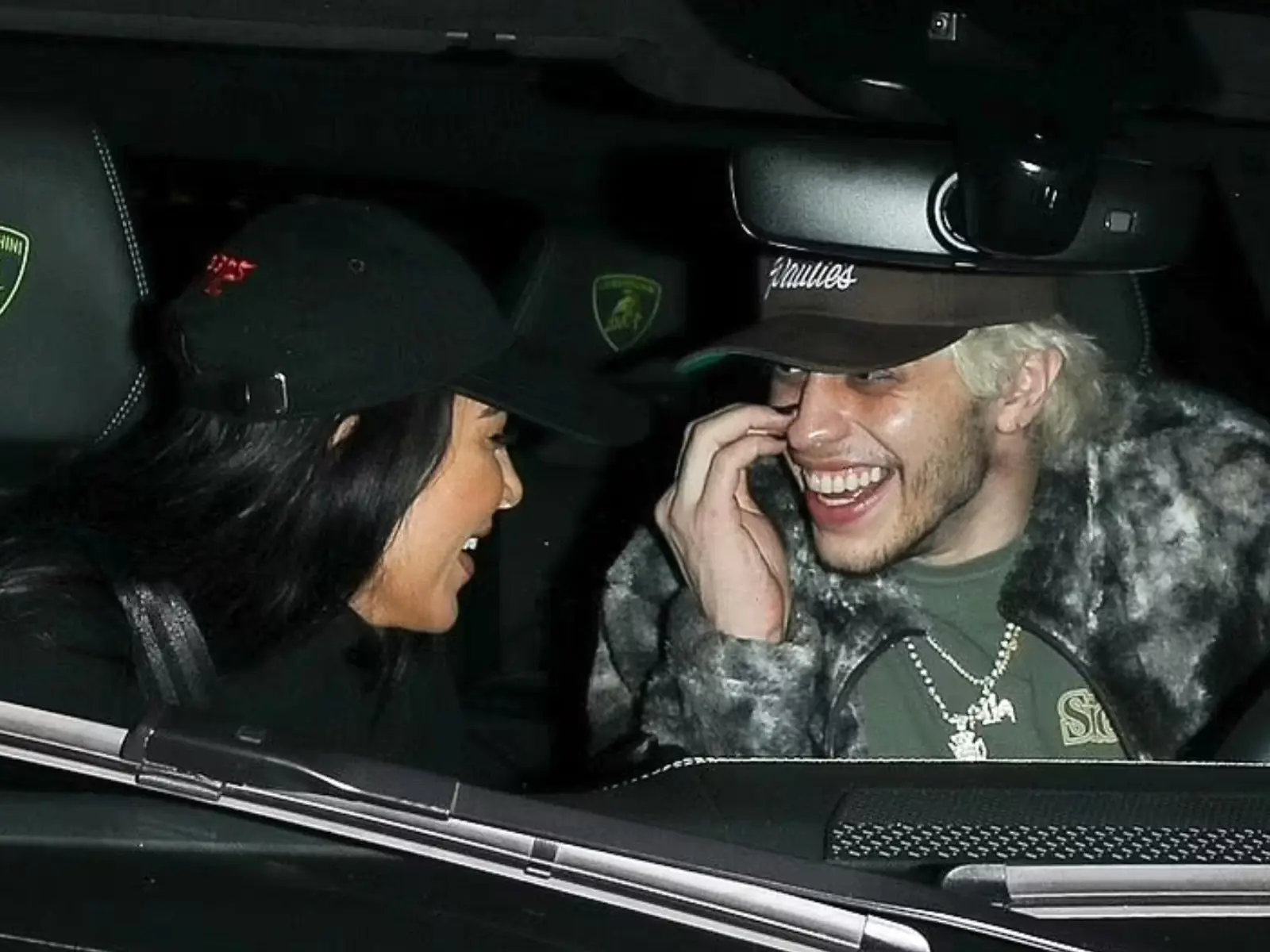 皮特戴維森 Pete Davidson 又私約金卡戴珊，脖子吻痕引熱議！教你 3 招輕鬆遮蓋紅腫草莓！