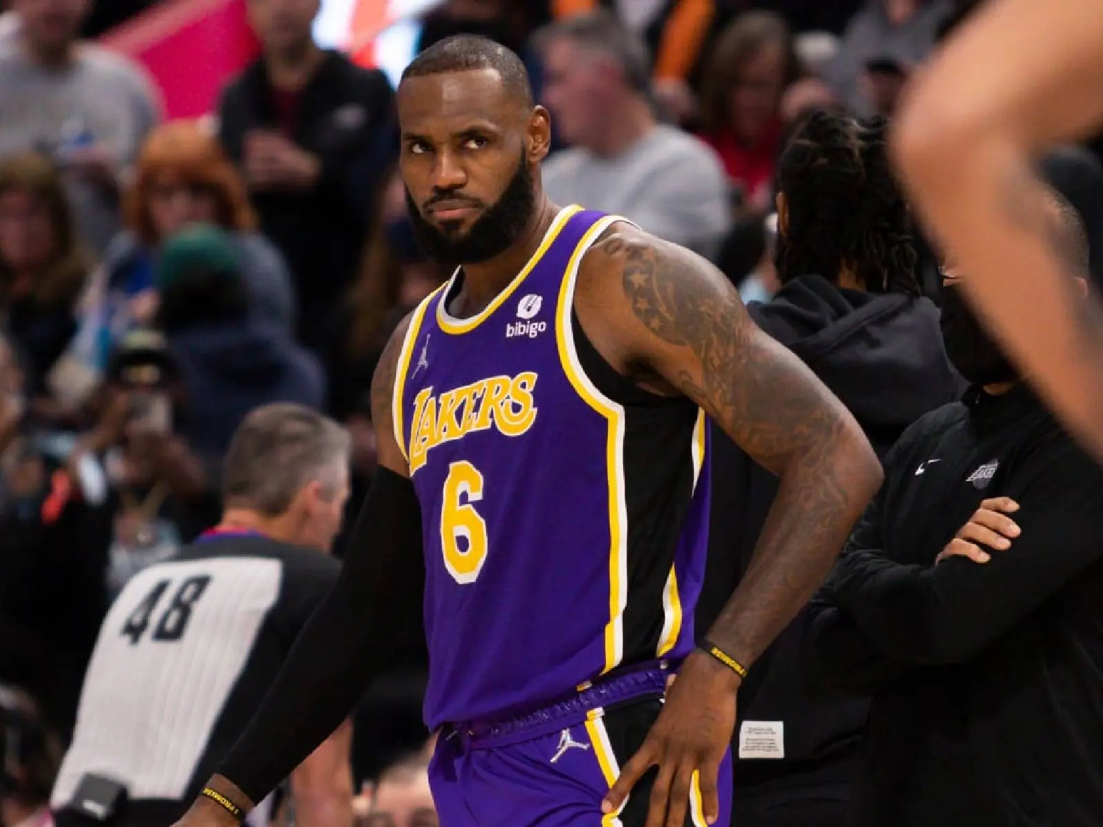 NBA／「詹皇」LeBron James 讓裁判驅逐球迷成熱搜，還被取了新綽號「勒抓耙仔」！