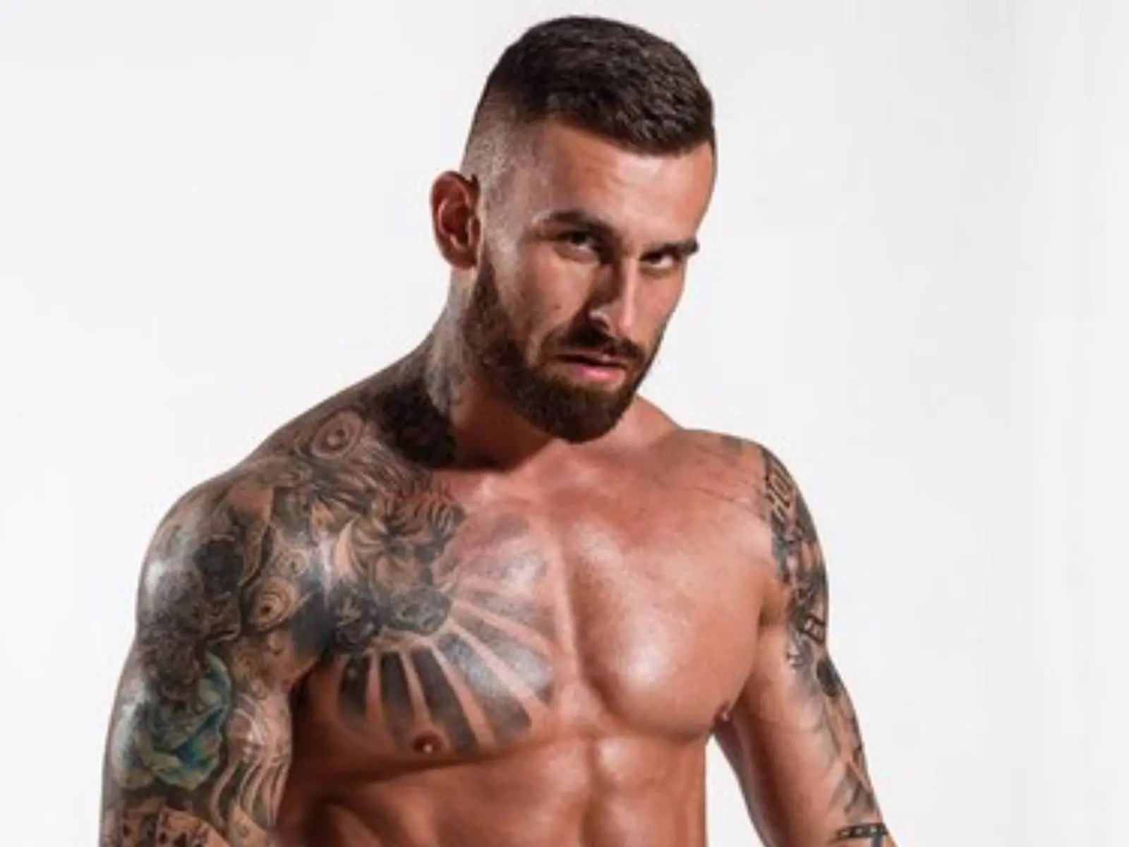 MMA 格鬥選手 Jacek Muranski 比賽「不停咬對手」，最後遭裁判取消資格！