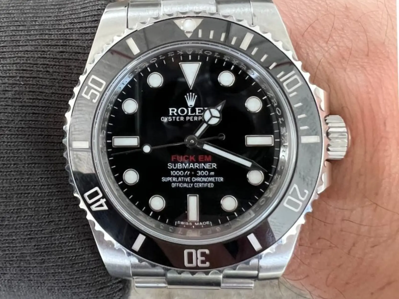 Supreme 訂製勞力士 Rolex「黑水鬼」罕見釋出，售價竟高達近 300 萬台幣！