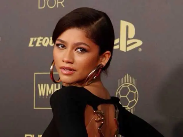 Zendaya 最新紅毯性感大露背禮服，竟意外致敬了蜘蛛人經典反派「八爪博士」！
