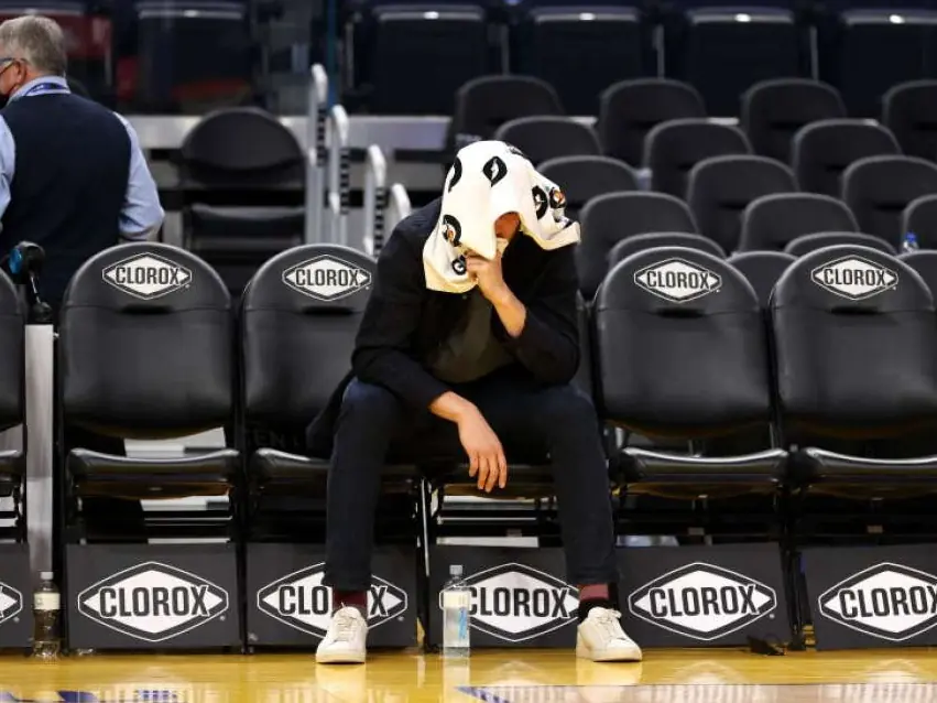 NBA / 勇士奪勝但因傷缺戰的 Klay Thompson 在賽後獨自在場邊神情落寞