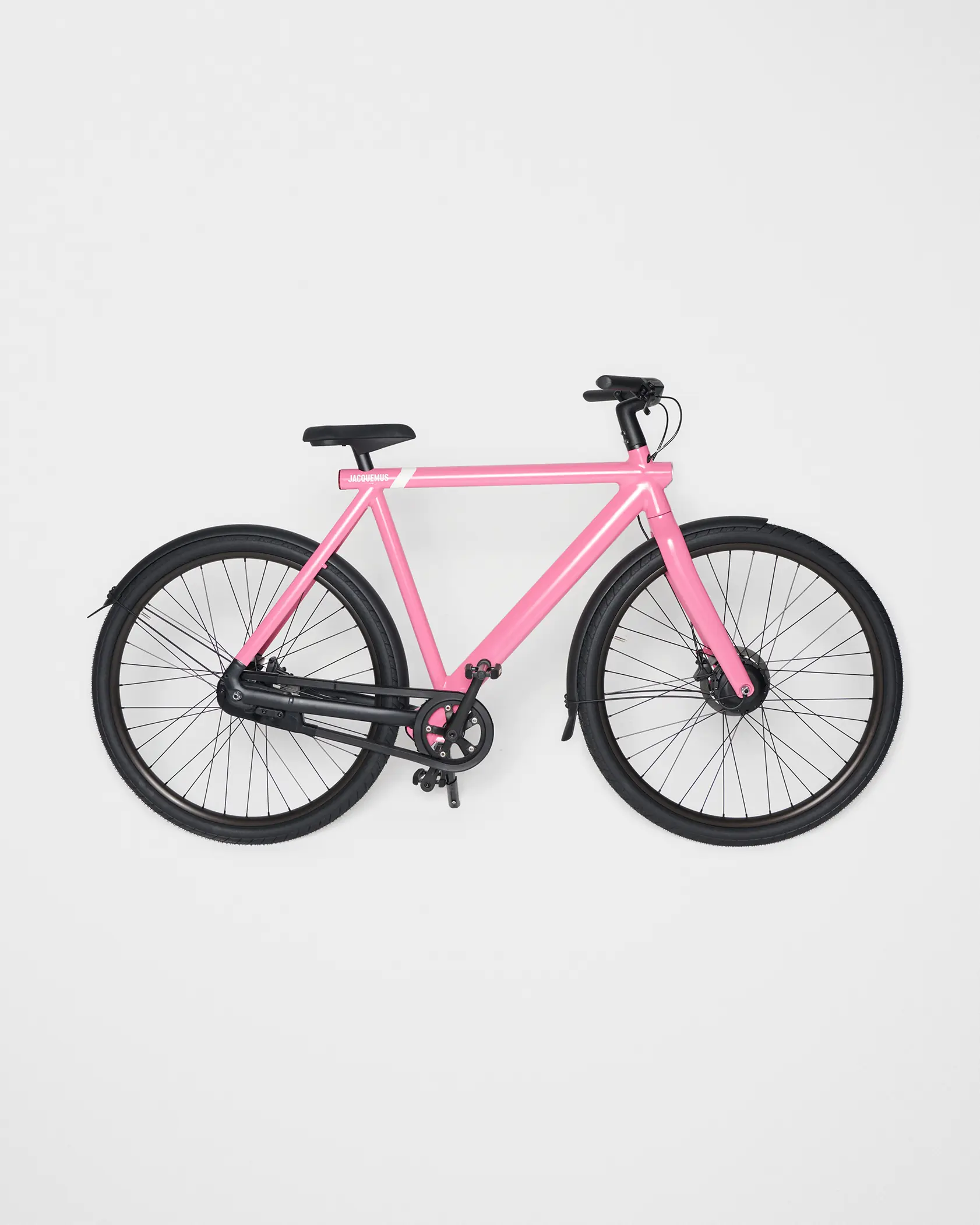 聖誕禮物準備好了！Jacquemus 攜 VanMoof 釋出「粉紅電動自行車」，夢幻細節連酷女孩都難擋！