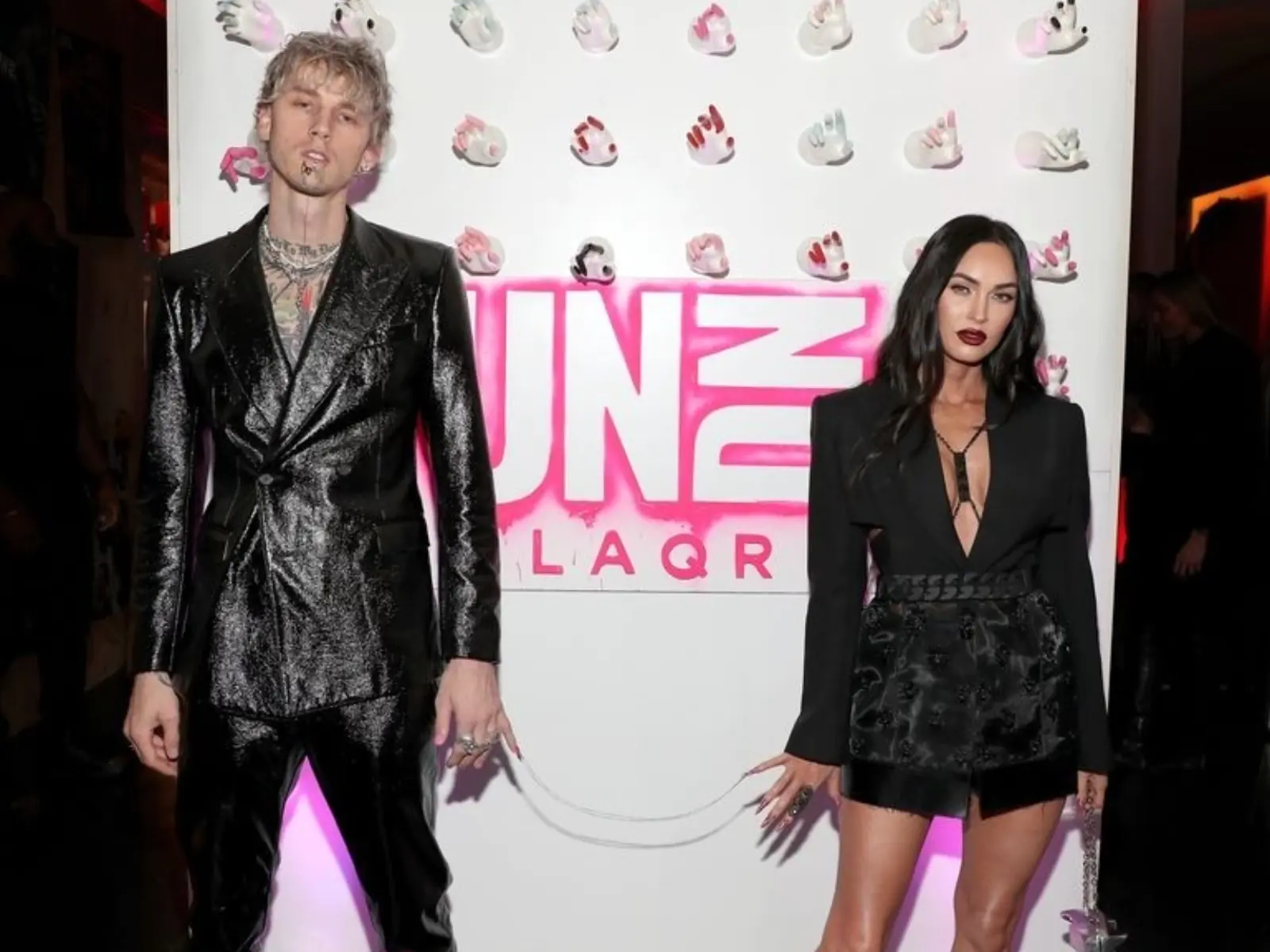 MGK 與女友梅根福克斯恩愛到「指甲也要連在一起」，網友吐槽：西洋版月老紅線？