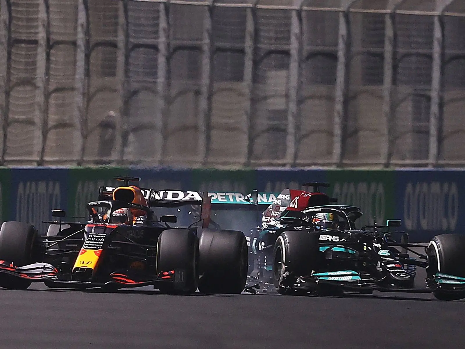 F1 賓士車王 Lewis Hamilton 比賽發生車禍「車子受損」，賓士老闆 Toto Wolff 爆氣怒砸耳機洩憤！