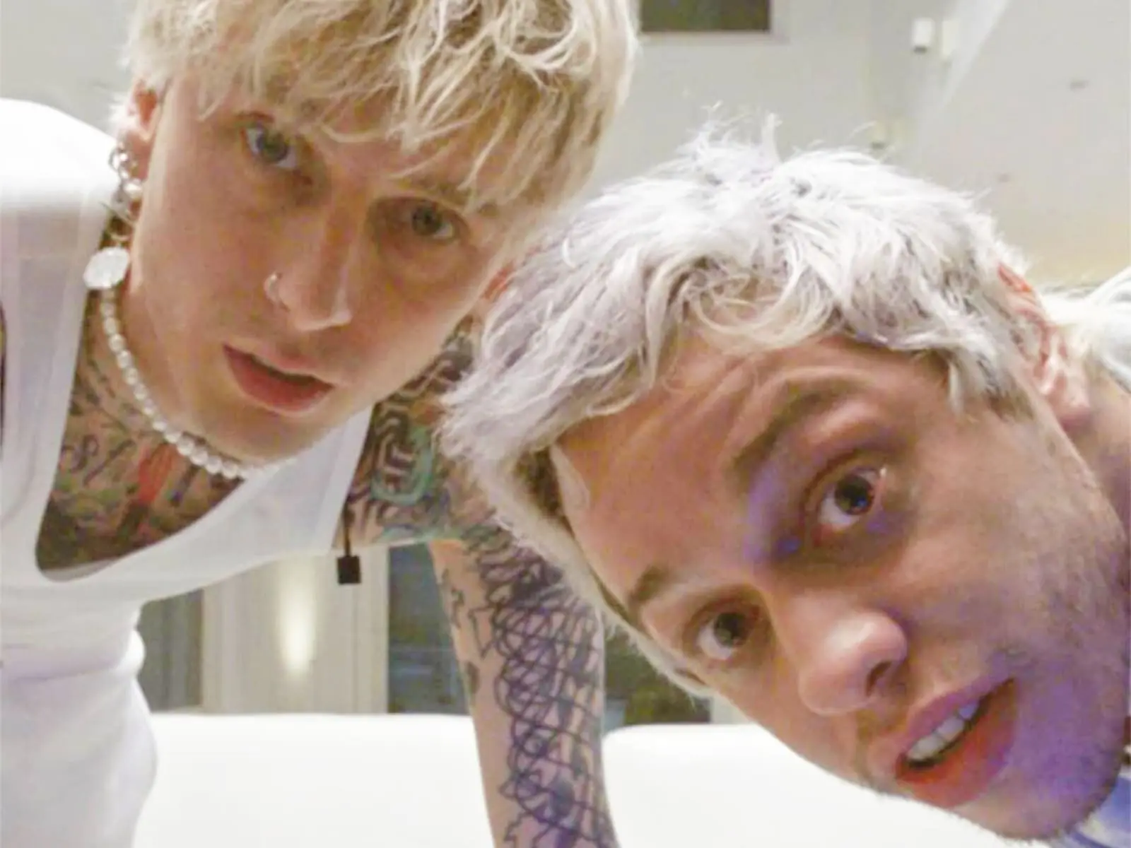 MGK 與皮特戴維森開直播，大玩辛辣擺拍引網熱議：「是想跟梅根、卡戴珊較勁？」