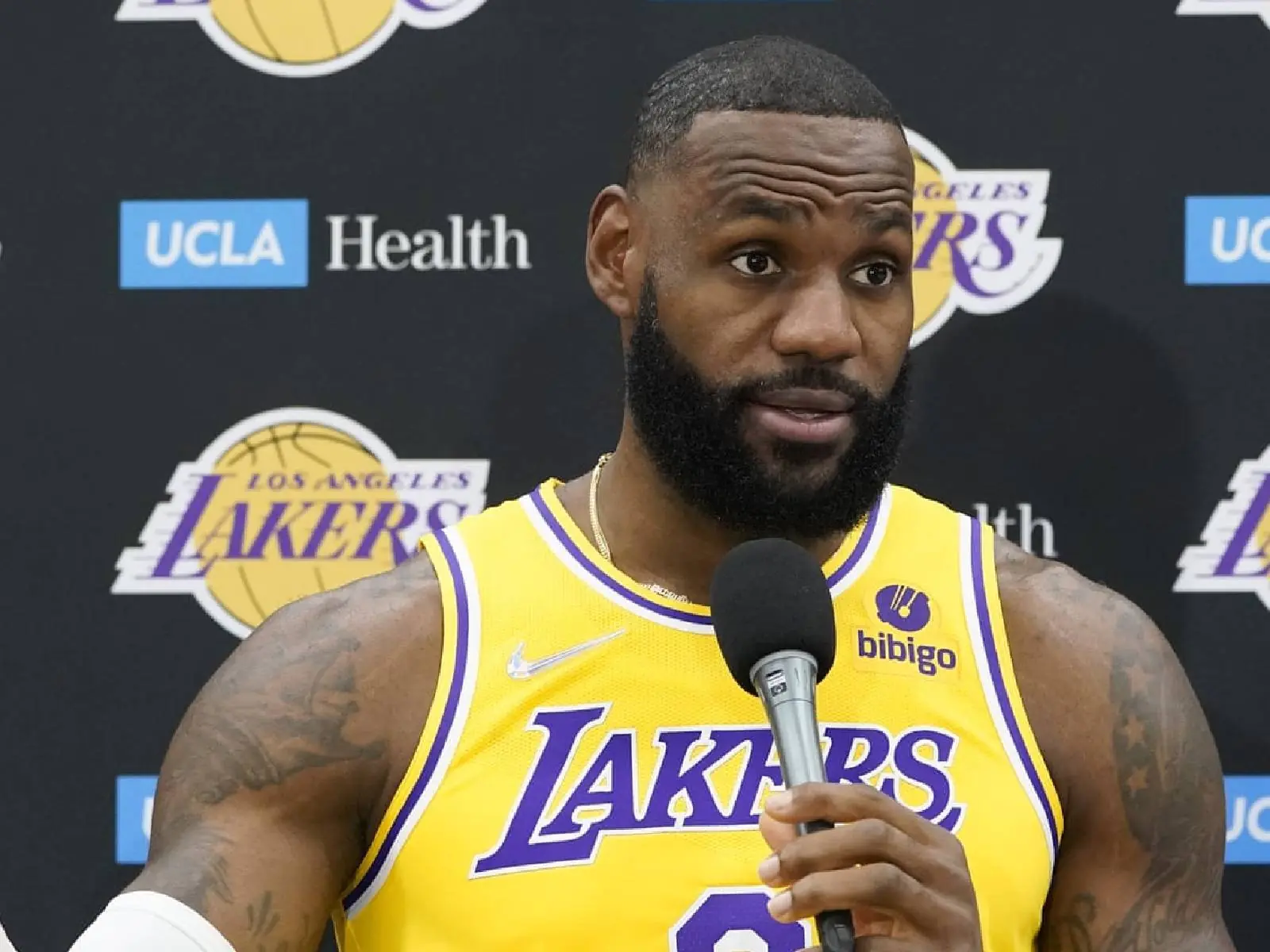 NBA／「詹皇」嘲諷美國少年殺人犯 Kyle Rittenhouse 被判無罪，少年回：「Fxxk you，我是湖人球迷」