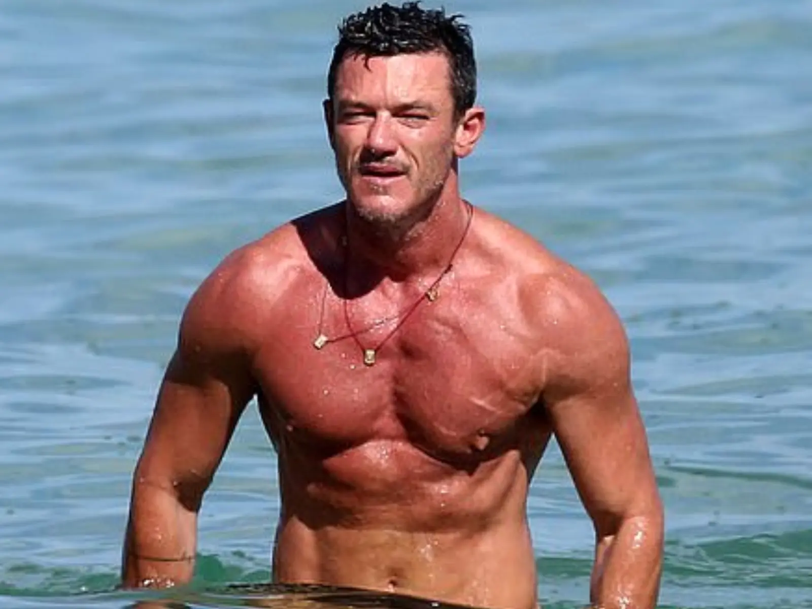 《德古拉》路克伊凡斯 Luke Evans 42 歲勇猛身材引熱議！加碼 2 招性感體態保養秘訣！