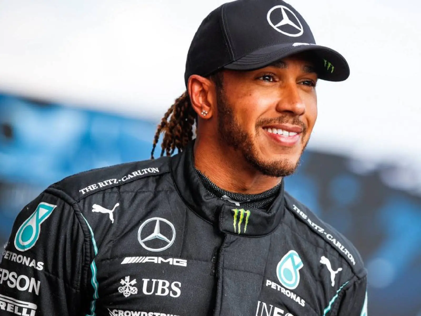 F1 賓士車王  Lewis Hamilton 以「13億」賣掉豪宅創紀錄，附近還有一間 11 億豪宅與名人當鄰居
