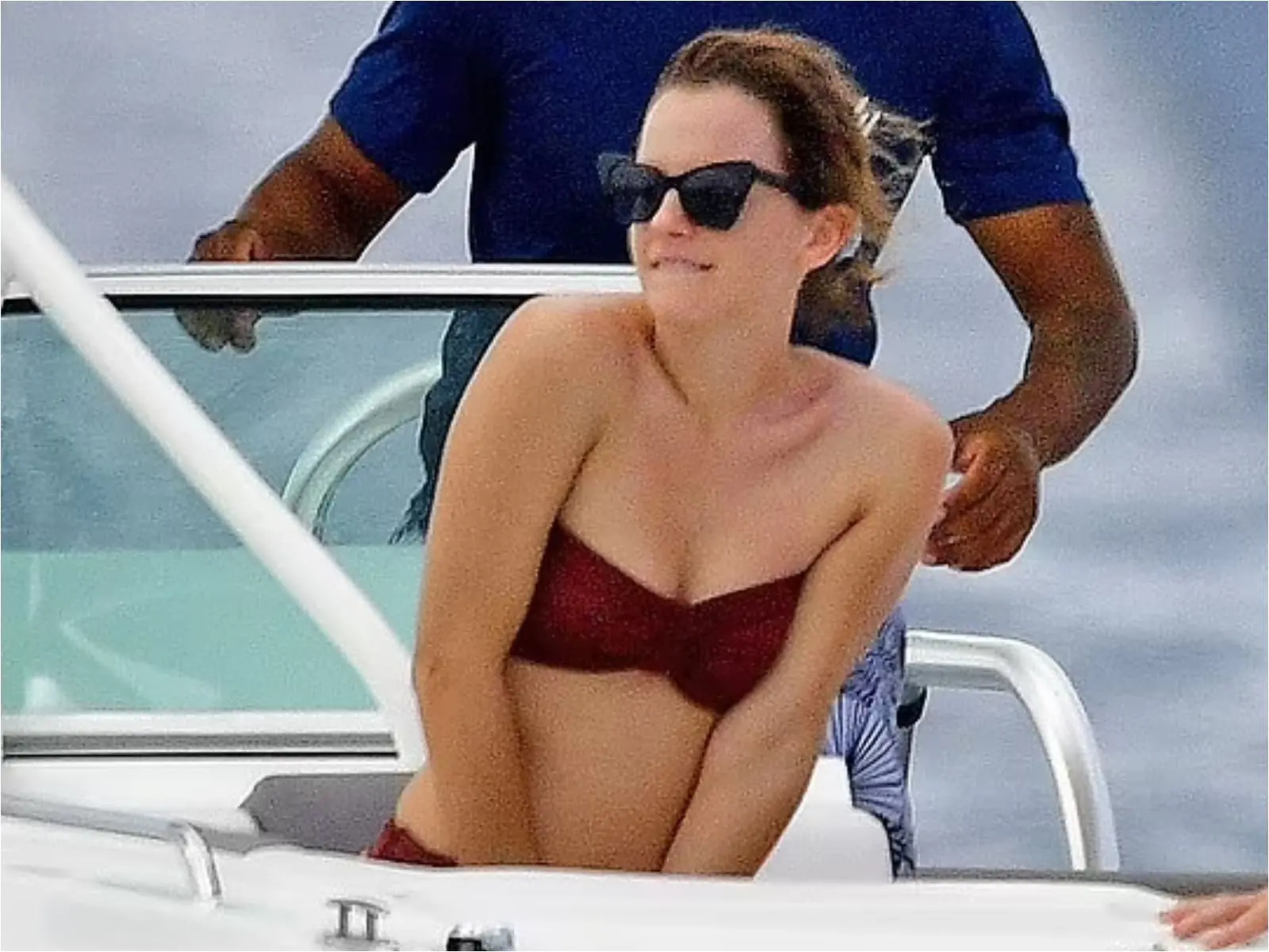 艾瑪華森 Emma Watson 穿比基尼戲水，自然體態屌打竹竿妹！3 招私下保養技巧必學！