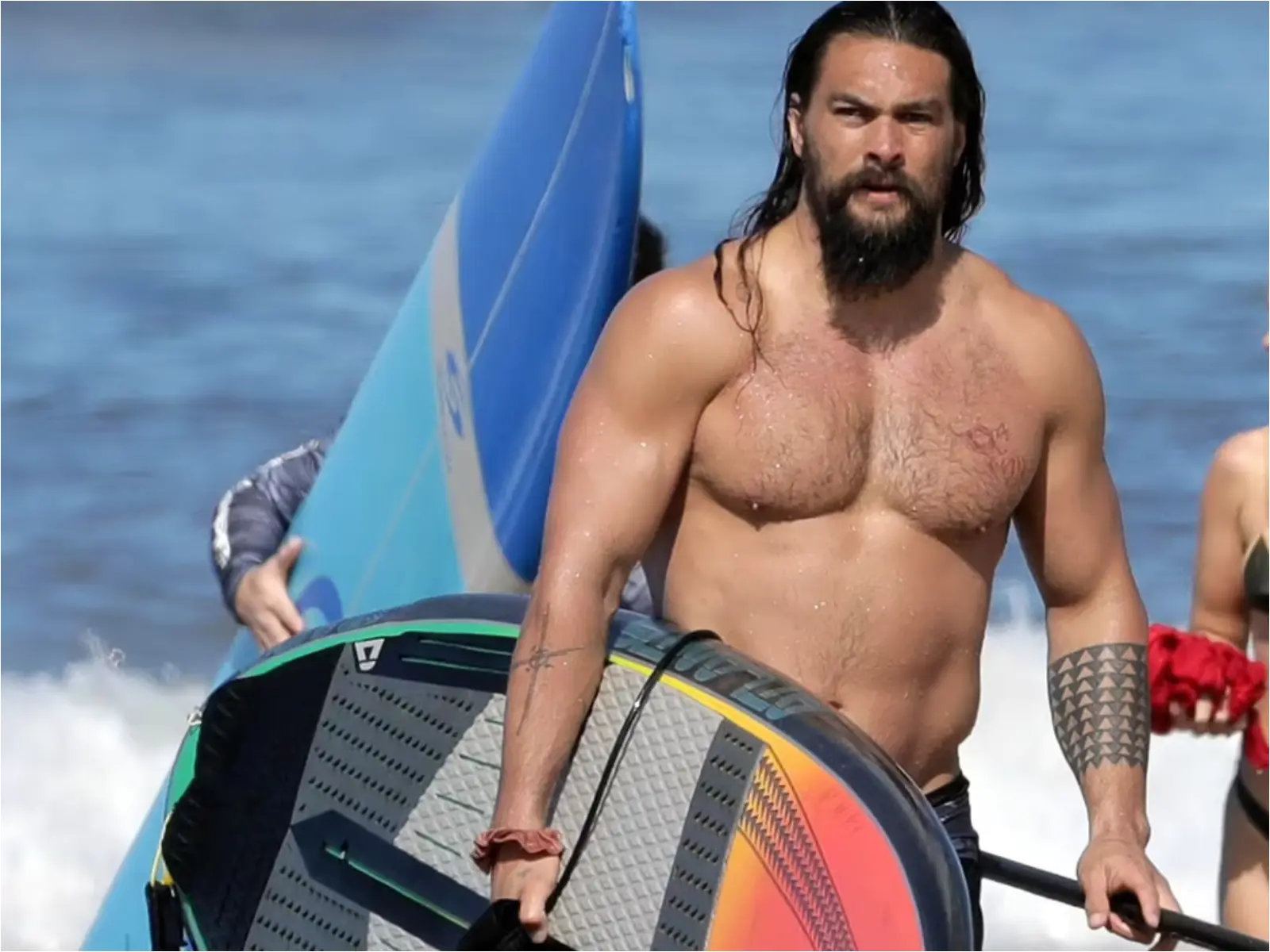 《水行俠》傑森摩莫亞 Jason Momoa 海邊衝浪曬勇猛肌肉！3 大鍛鍊技巧：泡澡是關鍵！