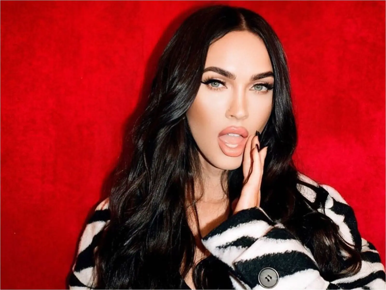 梅根福克斯 Megan Fox 疑似豐唇，遮掩走出診所引熱議！關於術後保養技巧一拳公開！