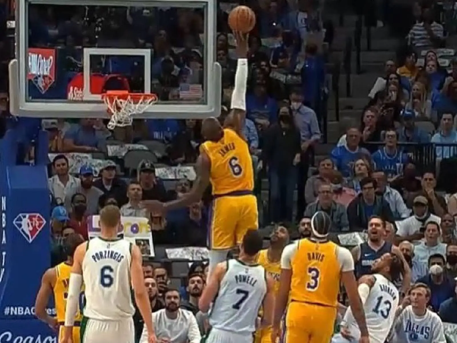 NBA／「詹皇」快 37 歲起跳蓋火鍋太驚人，頭逼近籃板引網友熱議：他真的是人類？