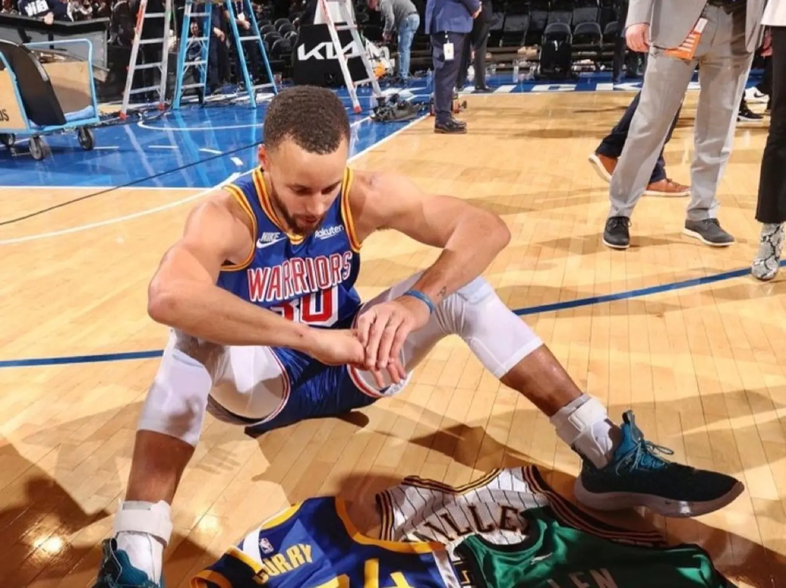 NBA／勇士 Stephen Curry 成為 NBA 三分王，賽後送上勞力士感謝 Klay Thompson、嘴綠、Andre Iguodala 等 3 位隊友～