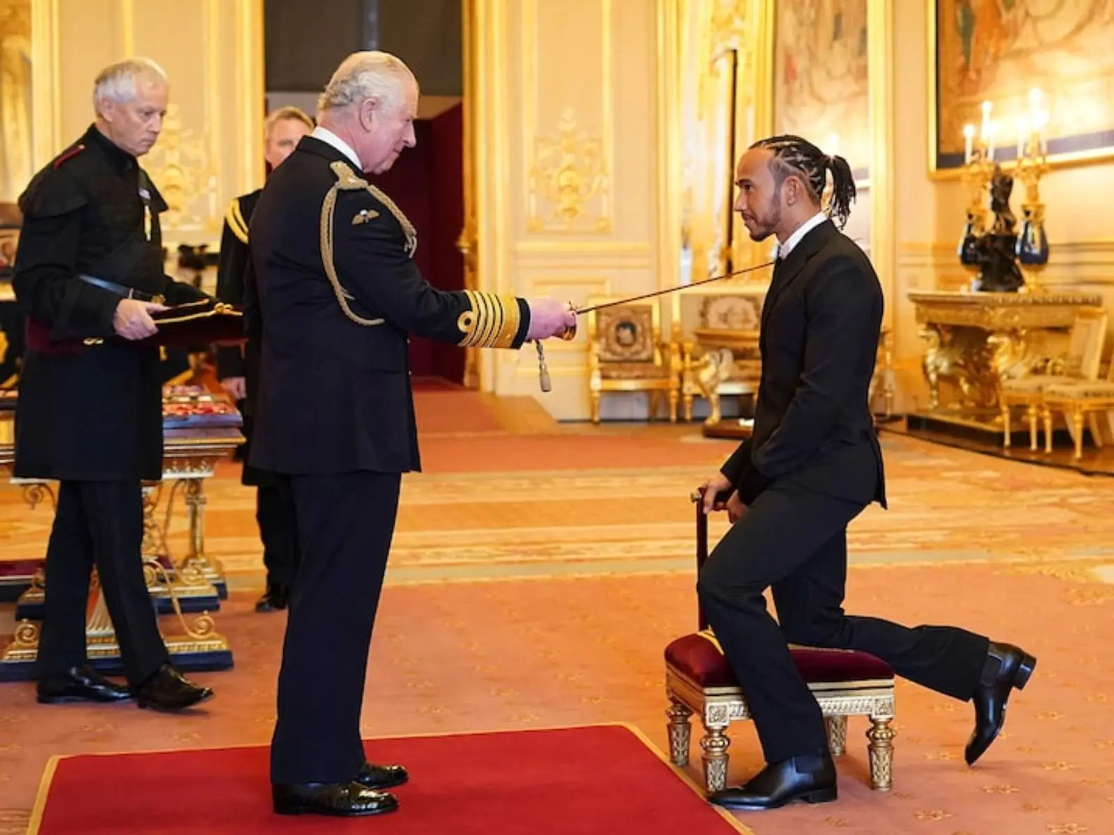F1 賓士車王 Lewis Hamilton 受封「爵士」，因爭議事件無緣 8 冠王後讓粉絲超開心～