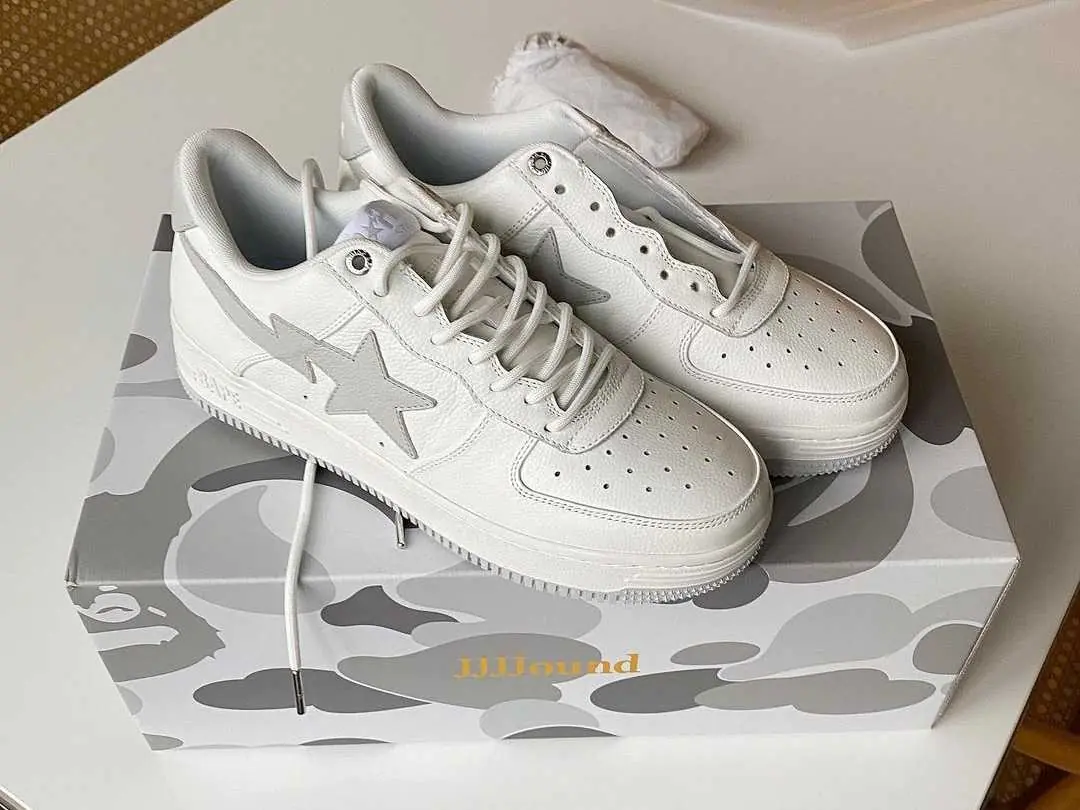 JJJJound 釋出最新聯名 BAPE STA 質感白鞋，預計將於 2022 年春夏正式登陸！