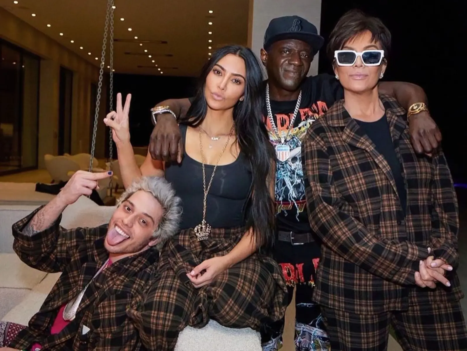 皮特戴維森魅力無法擋！連金卡戴珊母親  Kris Jenner 都超愛，幫他在豪宅過 28 歲生日！