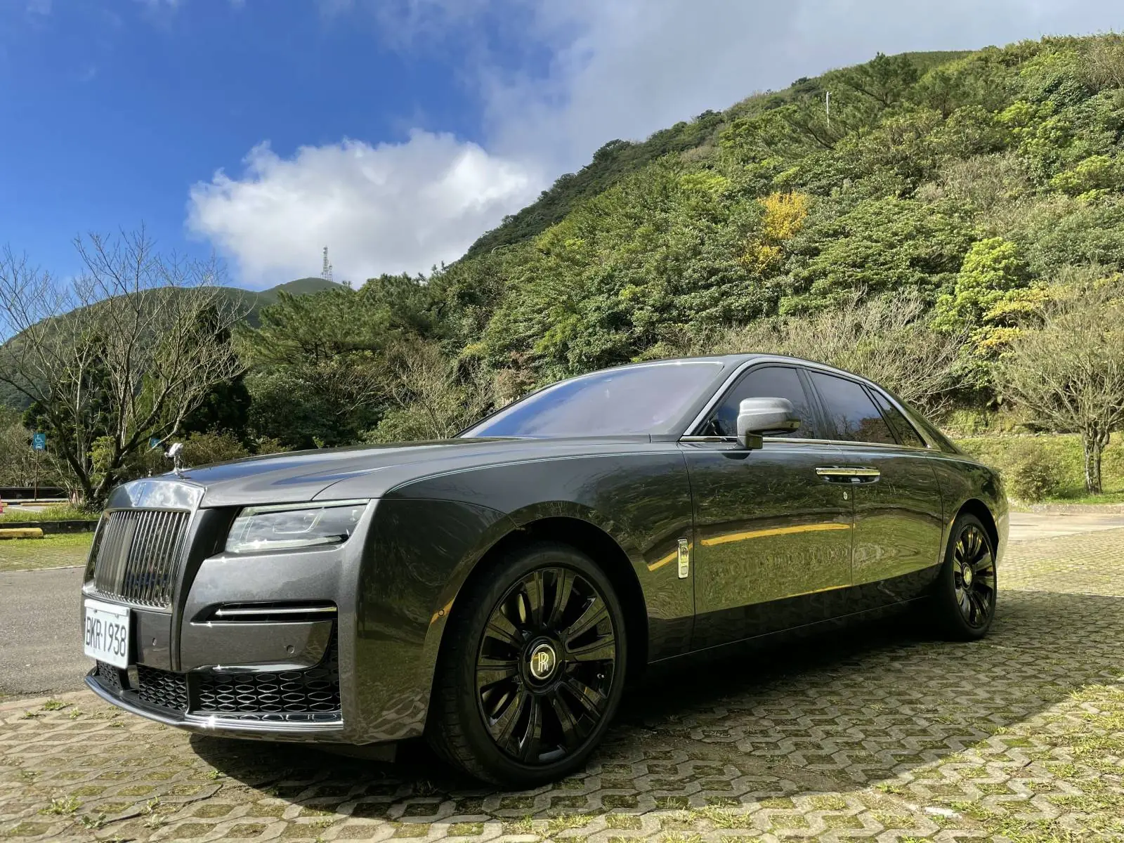 【老 J 推車】試駕勞斯萊斯 New Ghost 一台要價 2600 萬，不只按摩椅、車內隔音幾近「無聲」太難忘！